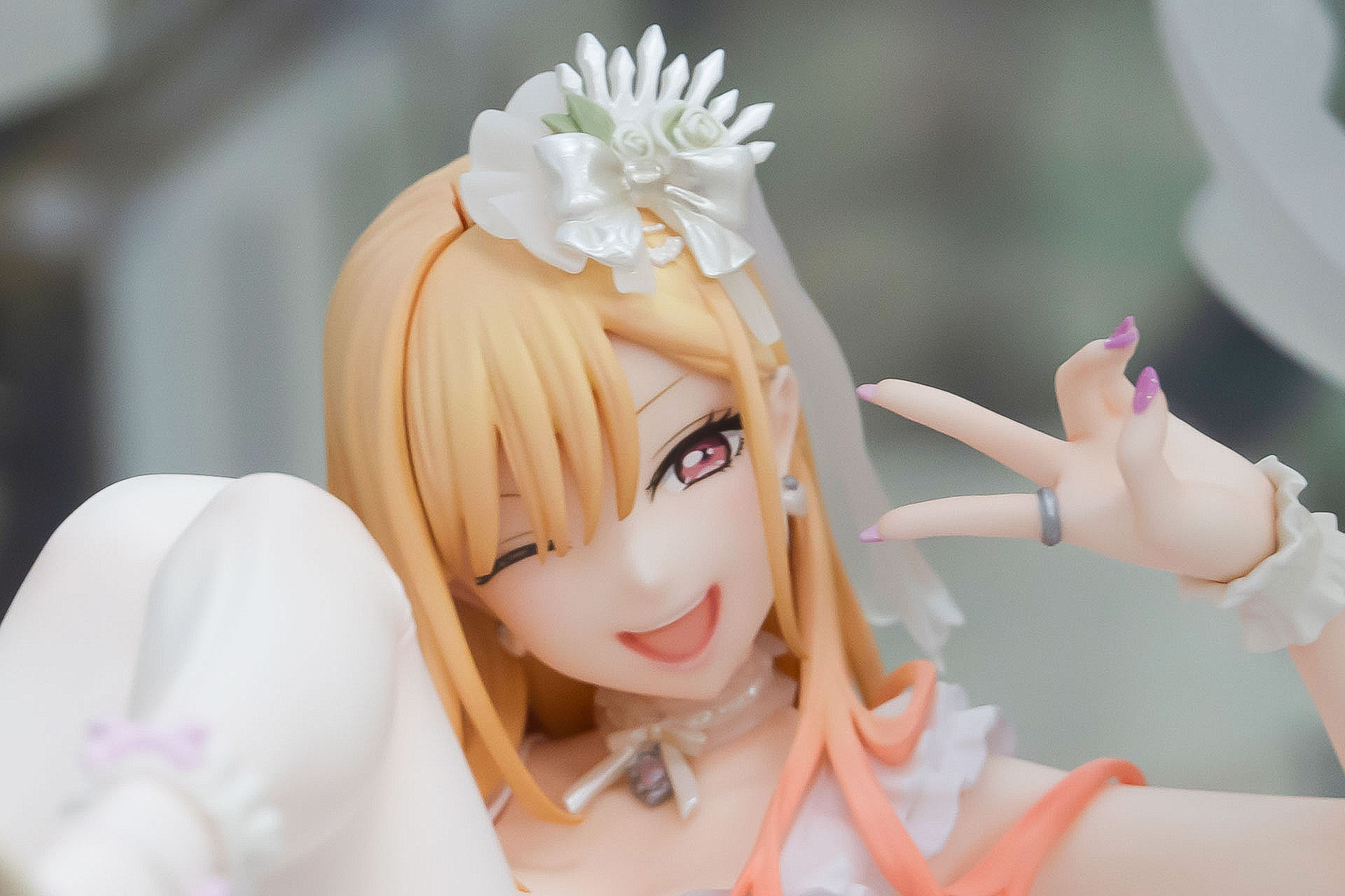 頭には大きめのアクセサリーが付けられている