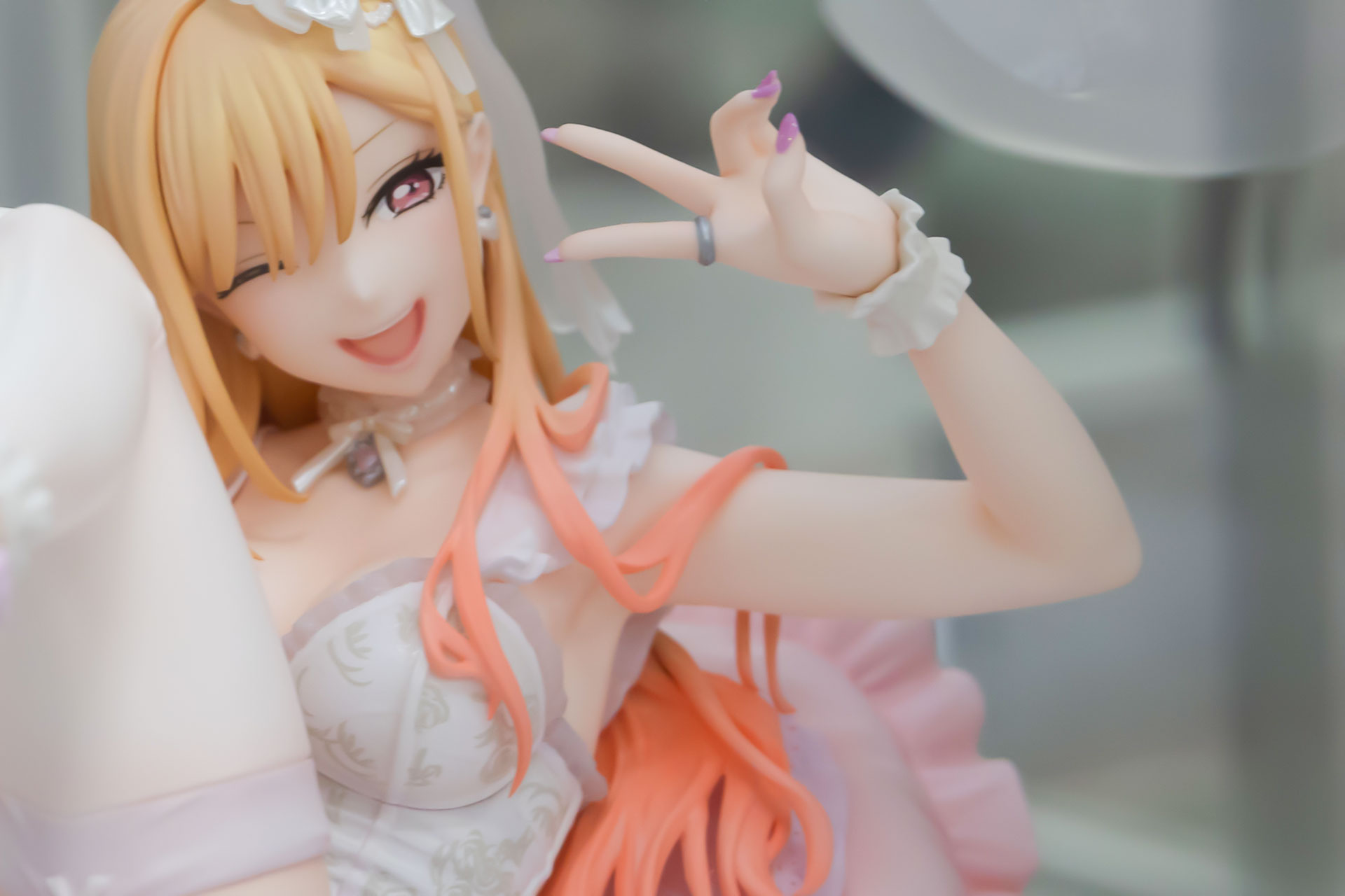 髪は毛先にかけてオレンジ色が強くなっている