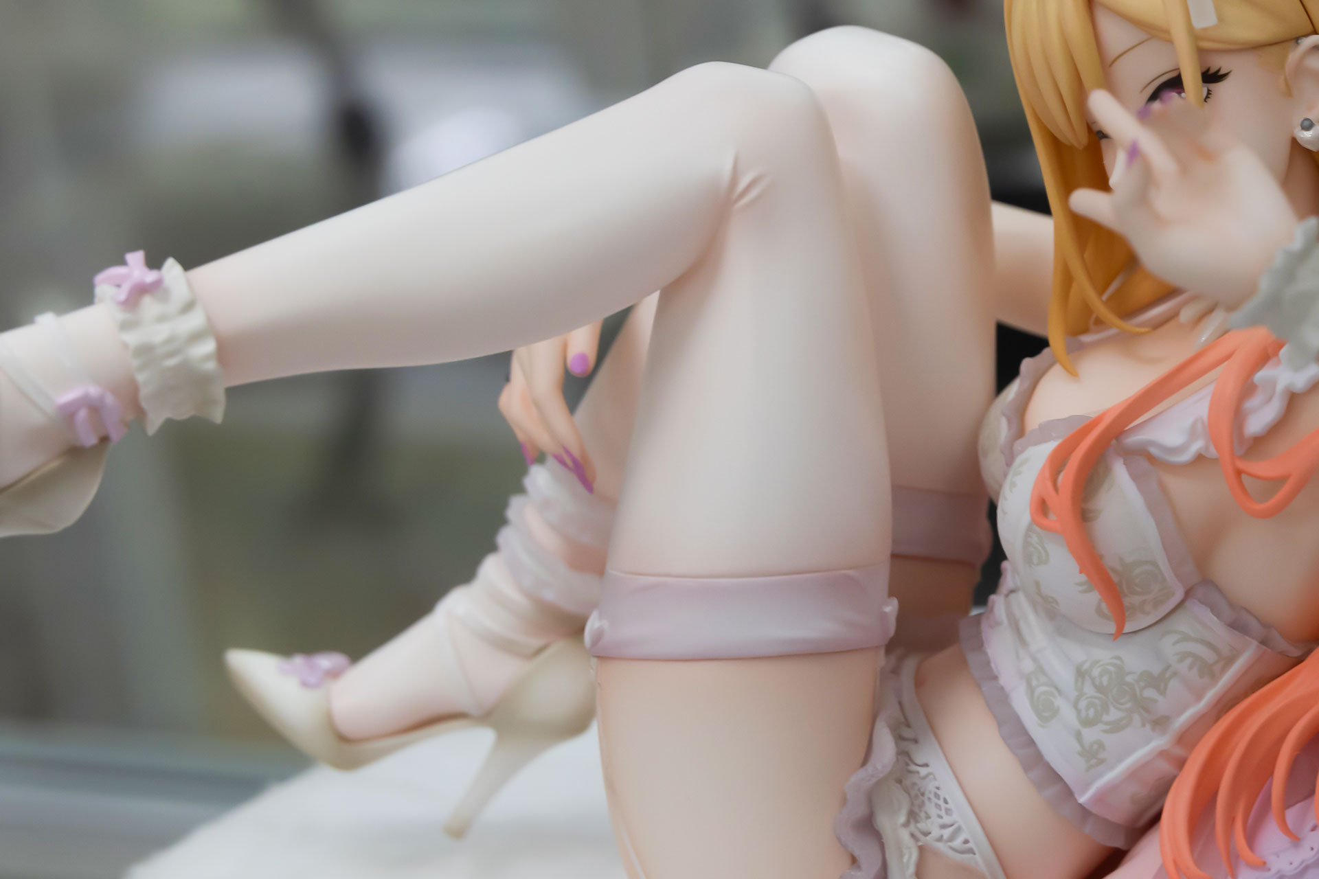 白いタイツがなんともセクシーだ