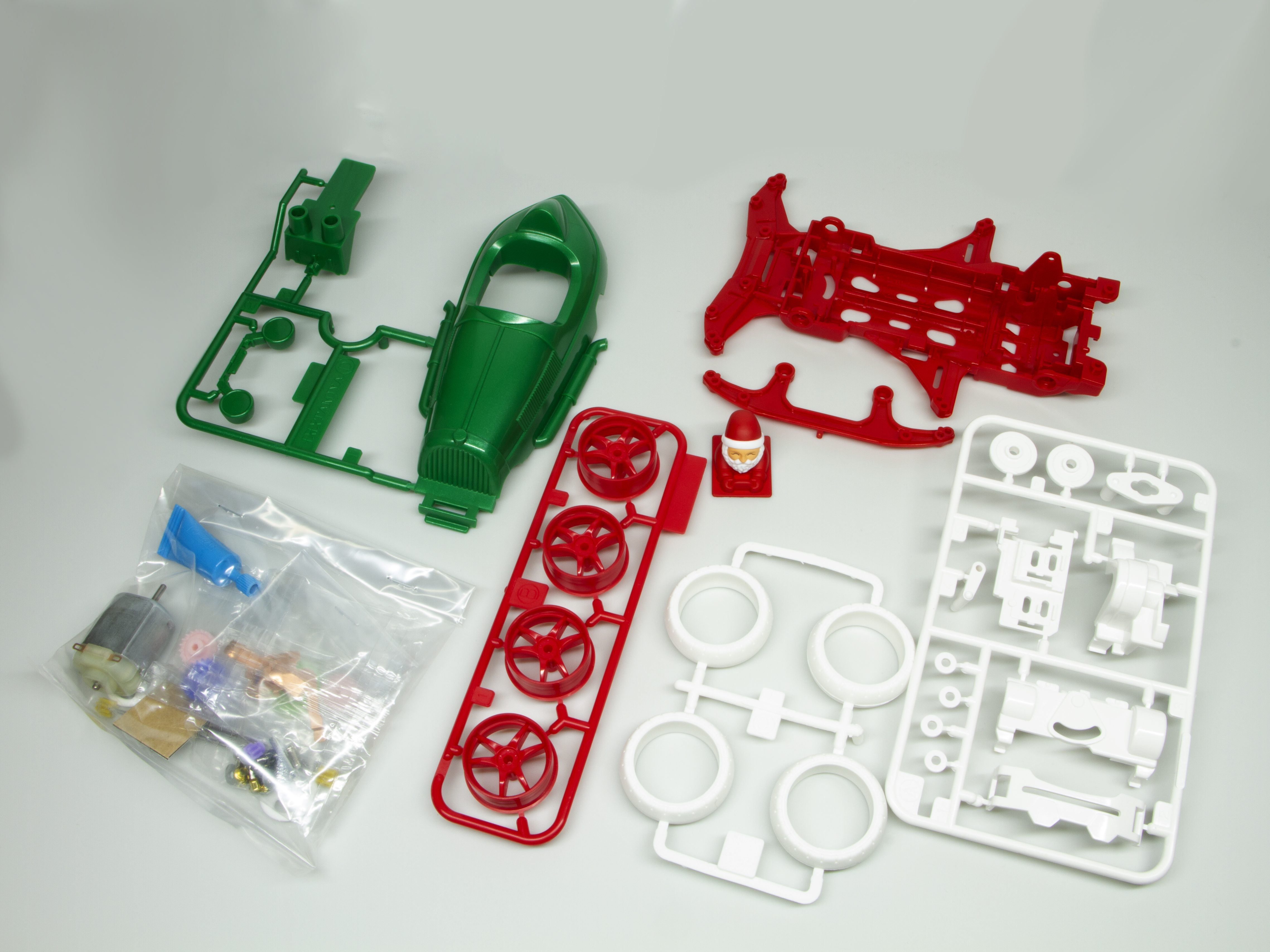 パーツ一覧。ボディは「ボートテール」という船をひっくり返したようなデザインを採用