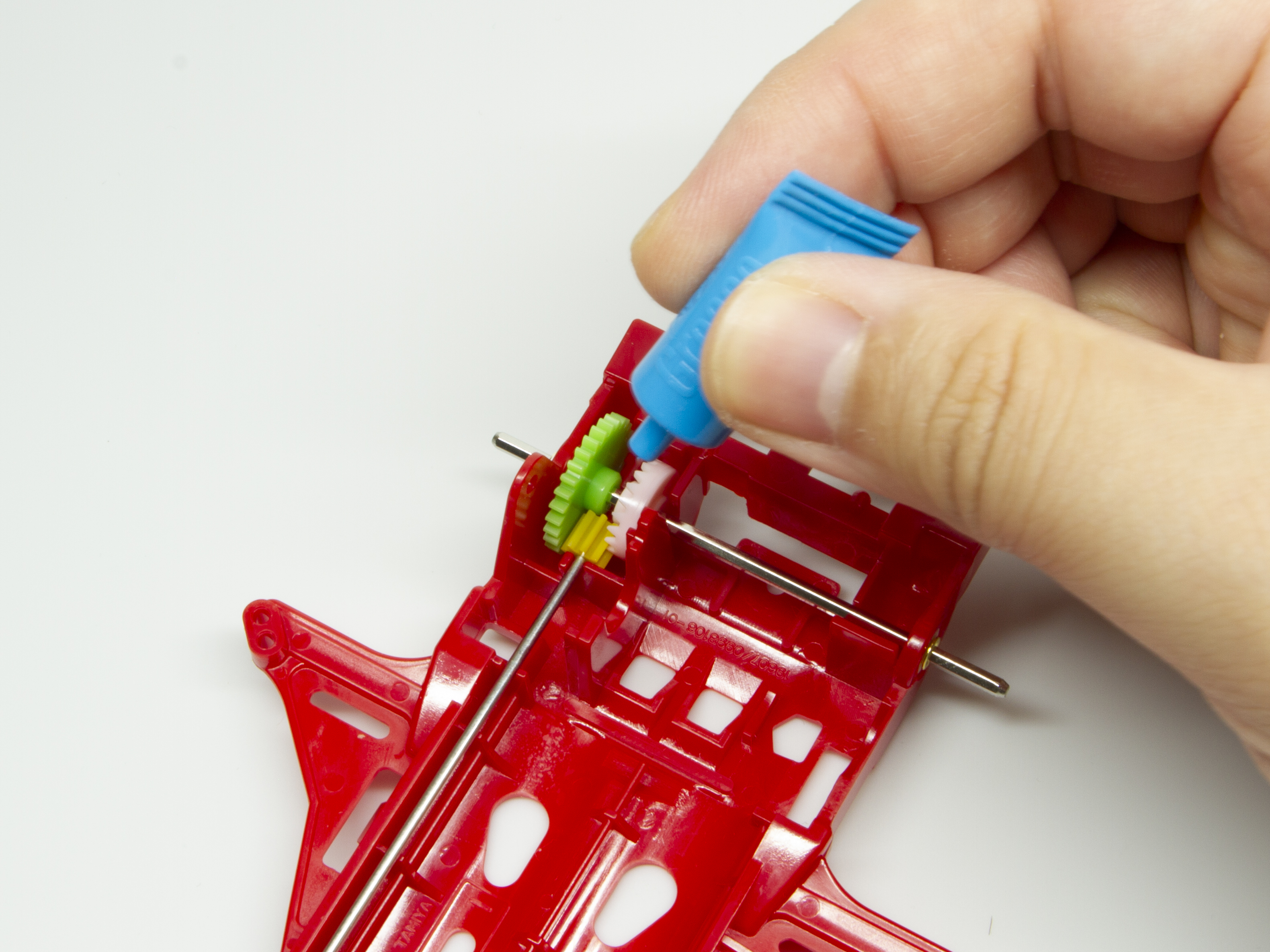 グリスを差し、手でいくらか回して馴染ませる