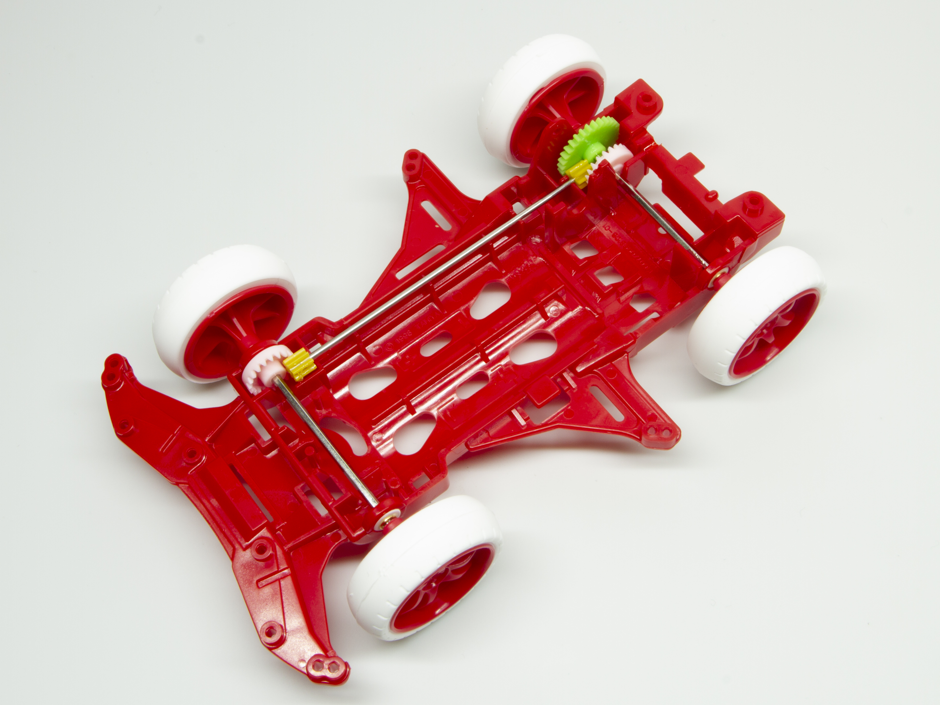 タイヤを装着。かなりミニ四駆らしくなってきた