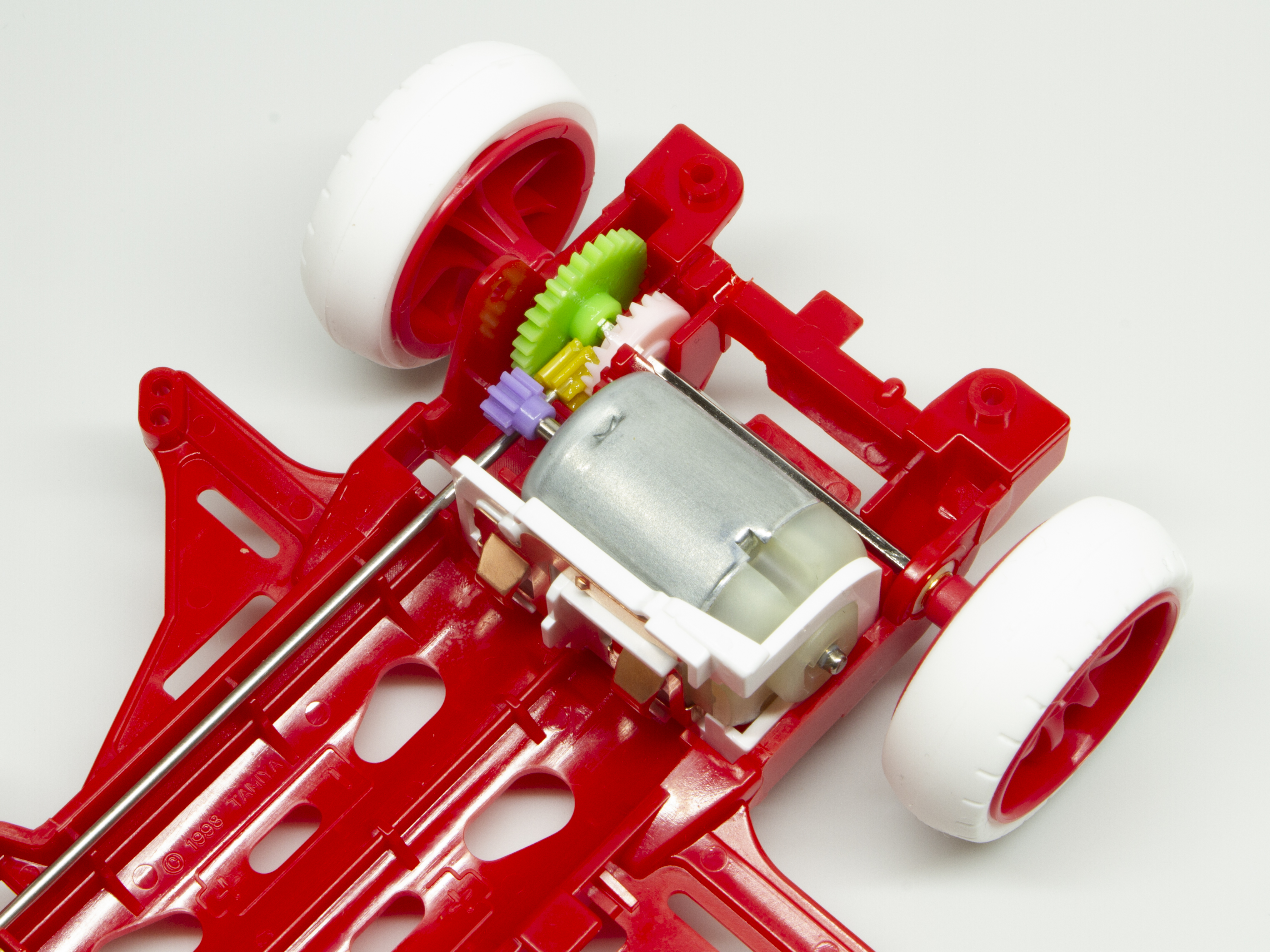 モーターをシャーシに取り付ける