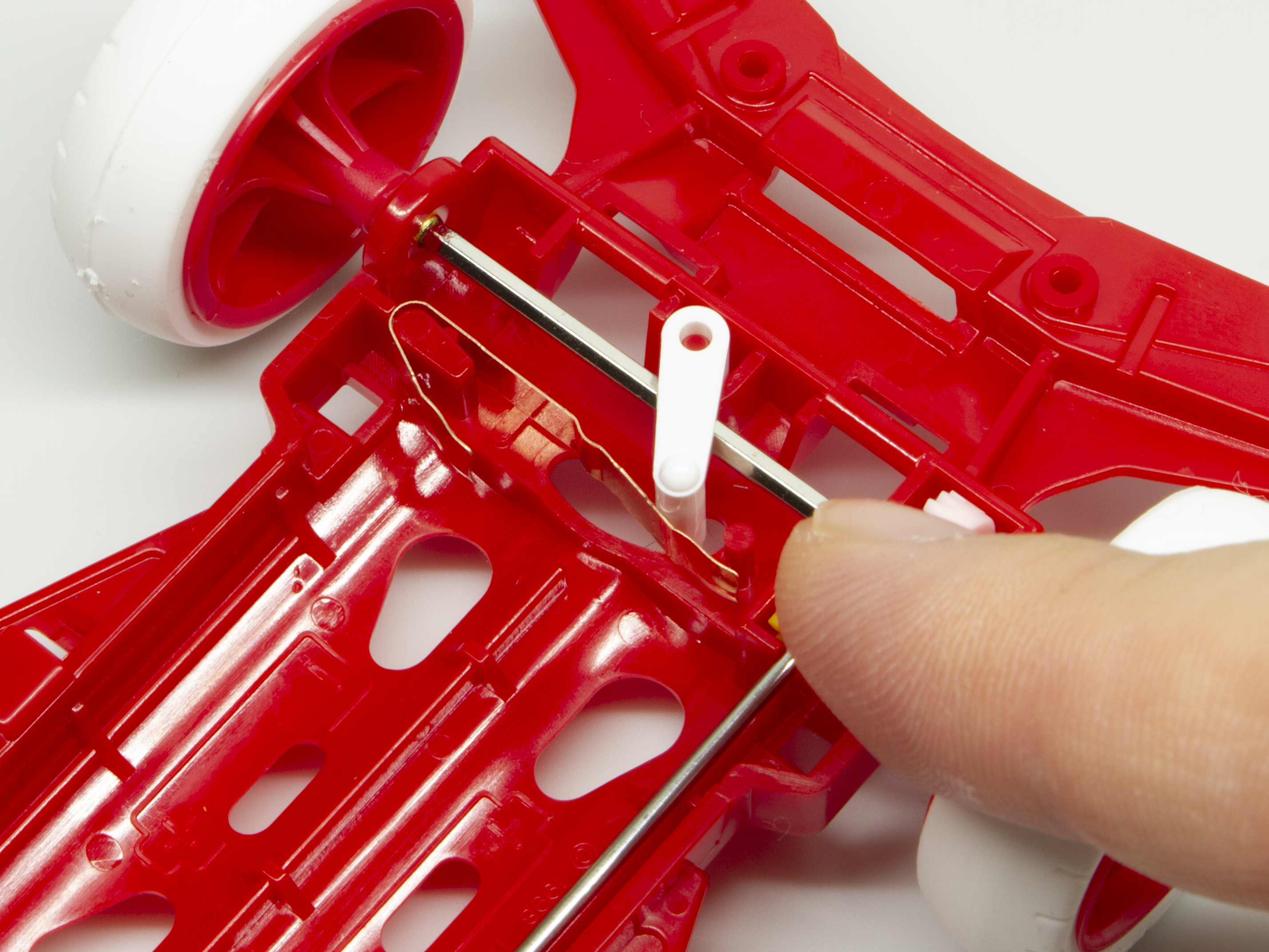 フロント側には電池の接続用金具と、スイッチを取り付ける