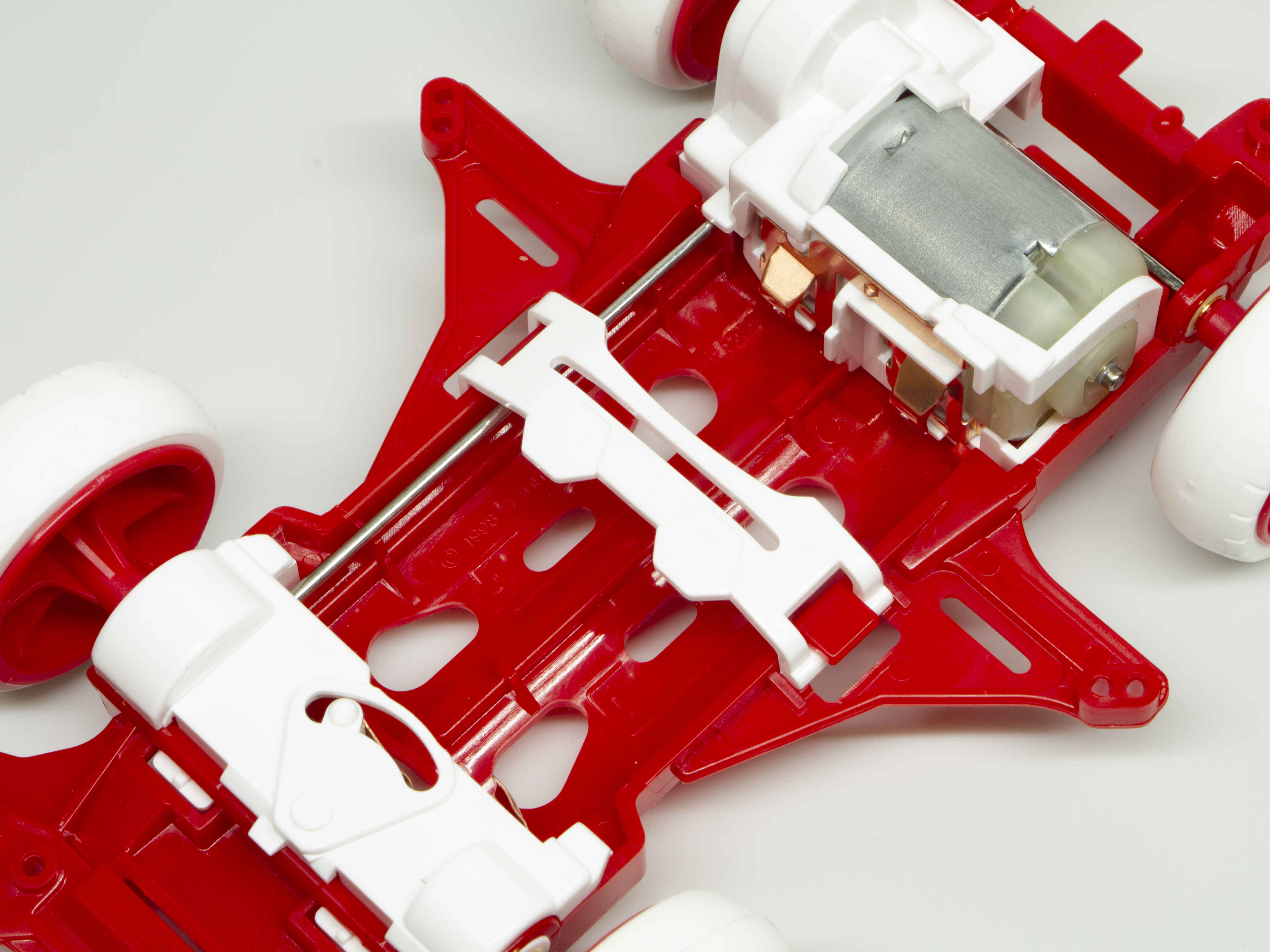 電池カバーを取り付け、シャーシがほとんど完成