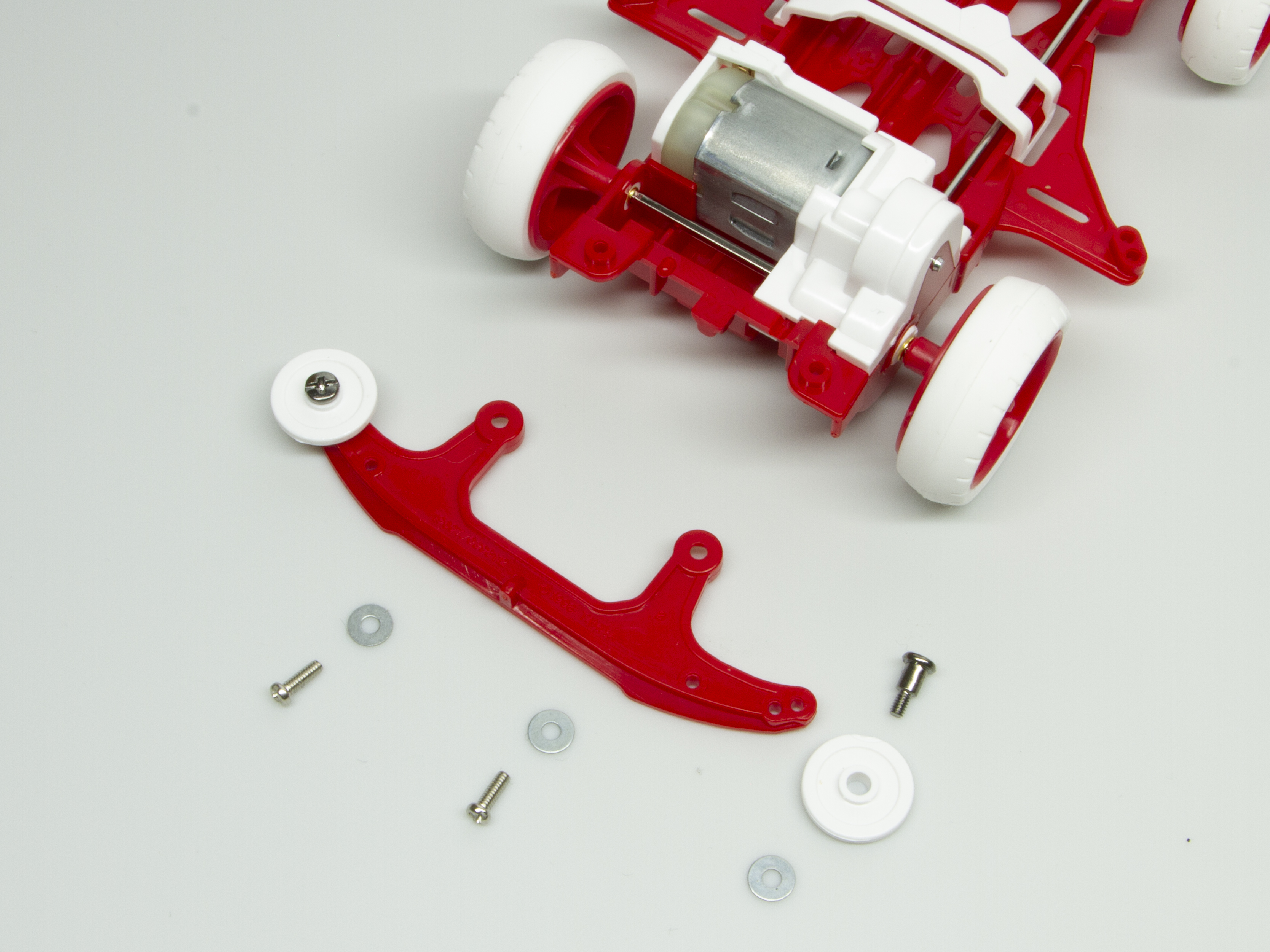 「VSシャーシ」はフロントステーが一体化しているので、リヤステーのみを取り付ける