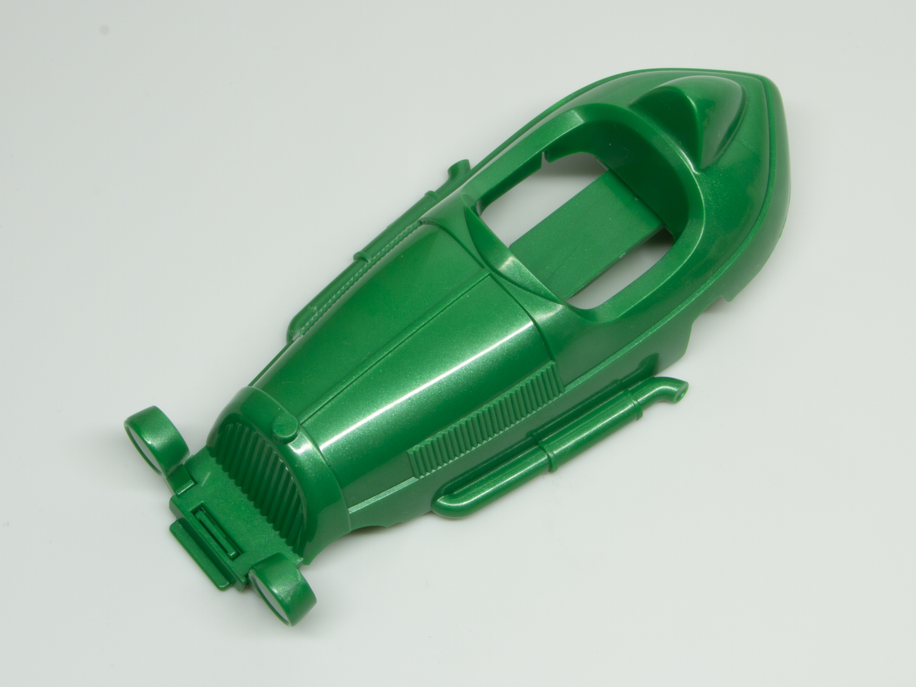 成形色そのままでボディを組み立てた状態。どのパーツもパチンとはまるので剛性が高そうに感じる