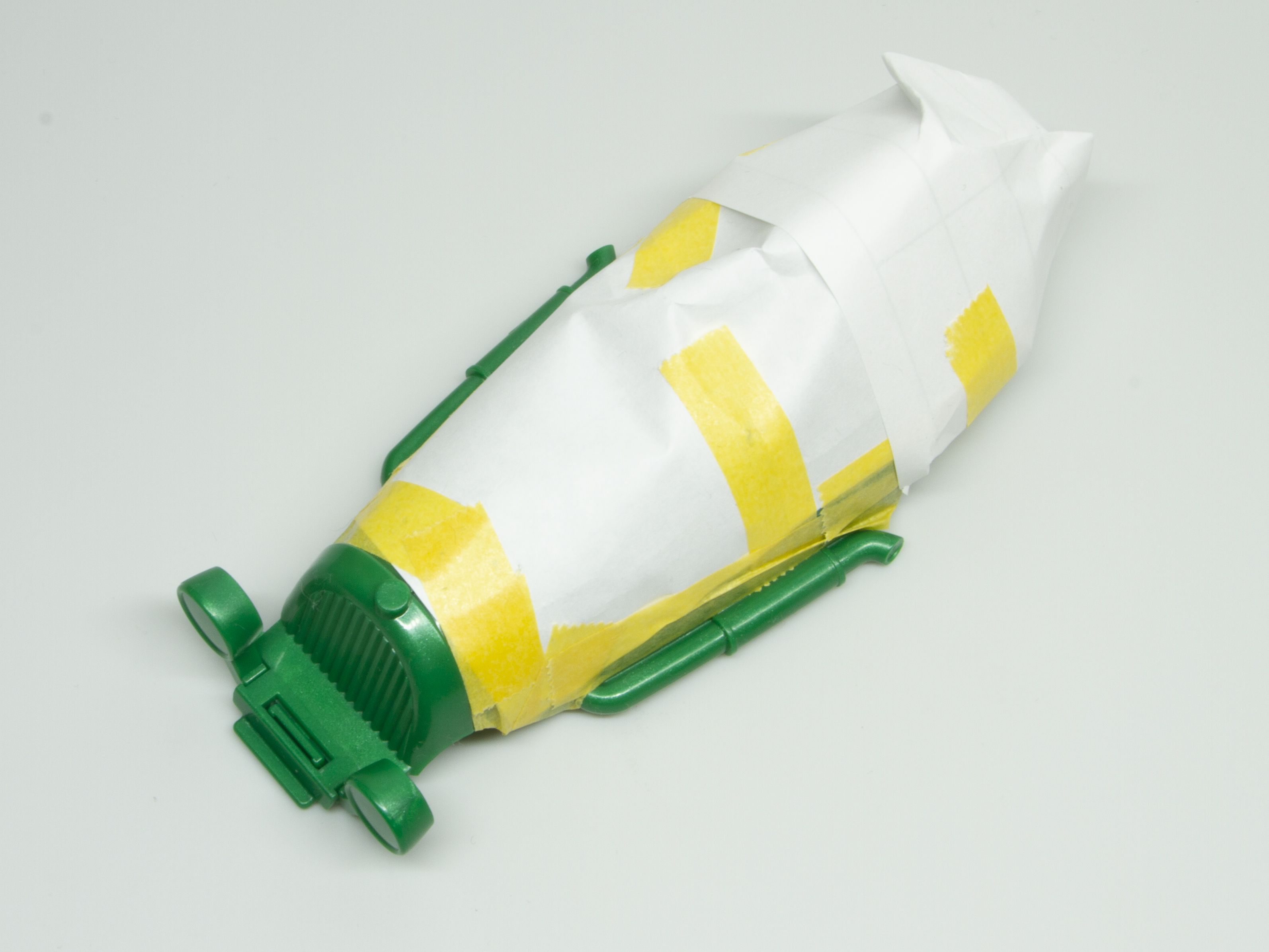 シルバーで塗らない部分をマスキング