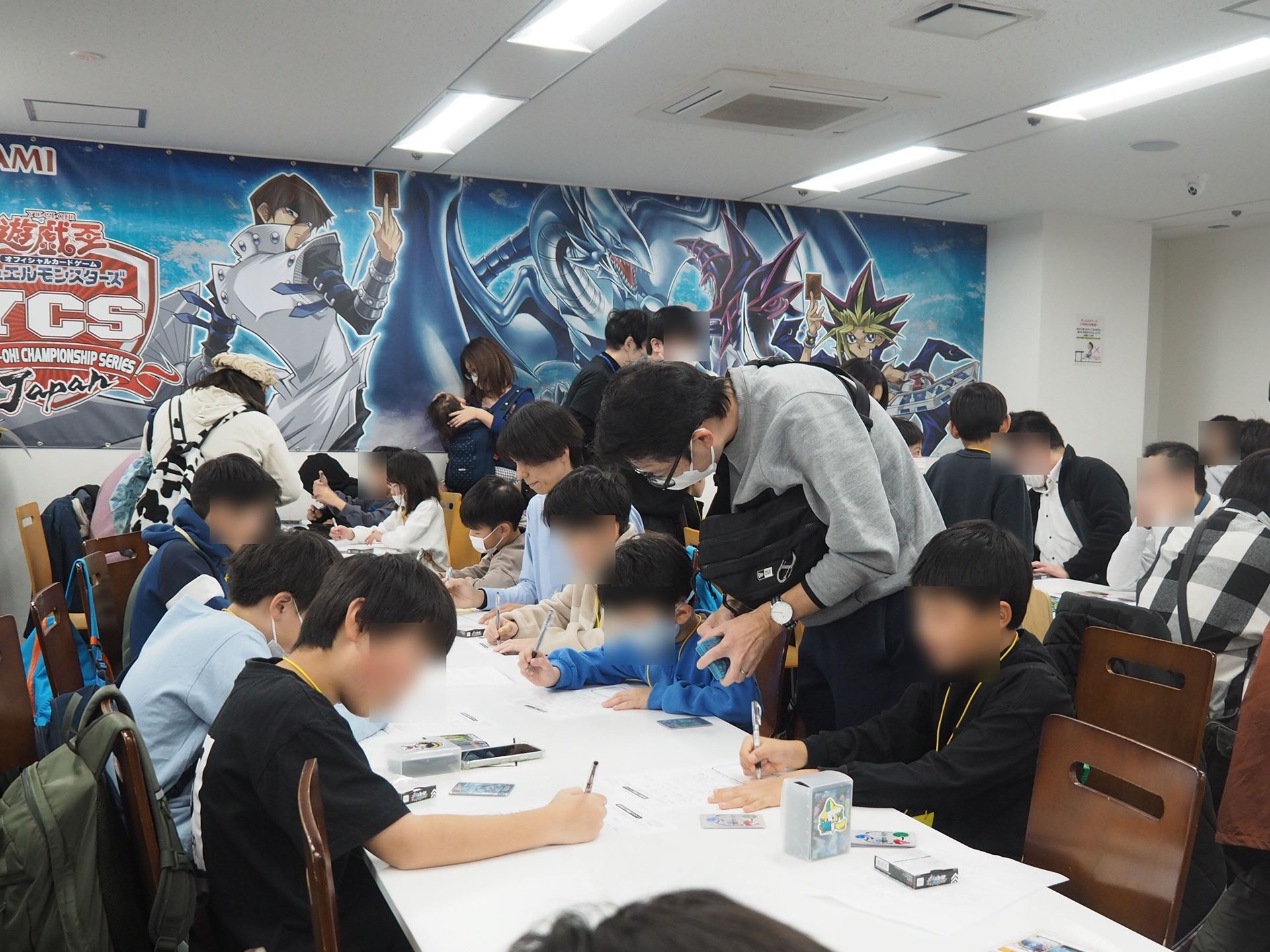 アンケートを書いて名札と一緒に渡すと、参加賞のプロモカードがもらえる