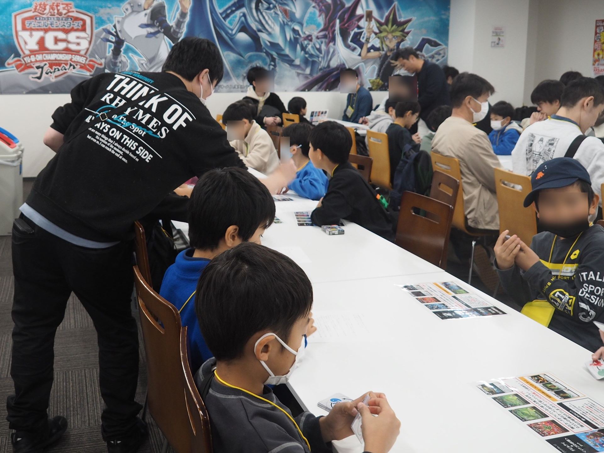 最初はランダムで8枚のカードのセットが配られた