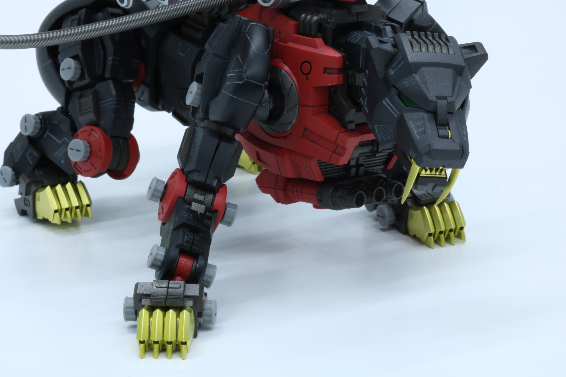 前脚は大きく開いたダイナミックなポージングなどを表現可能