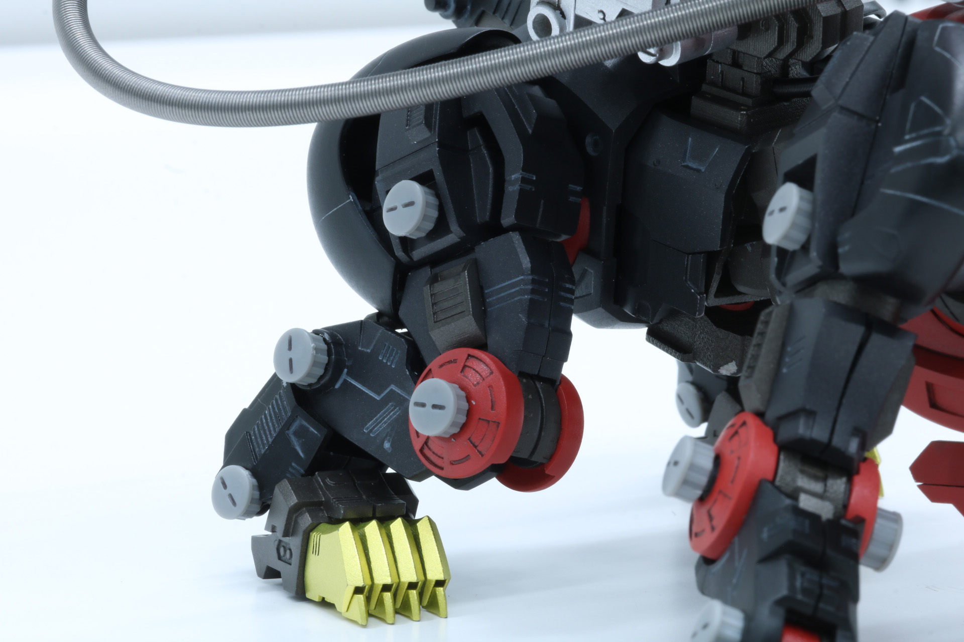 後脚も力強い印象をもった造形と可動を両立