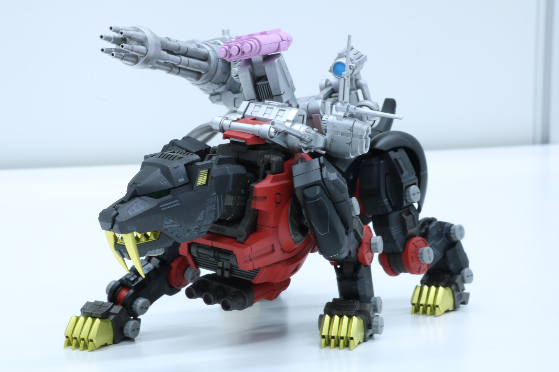 ビームガトリングガンは仰角調整が可能