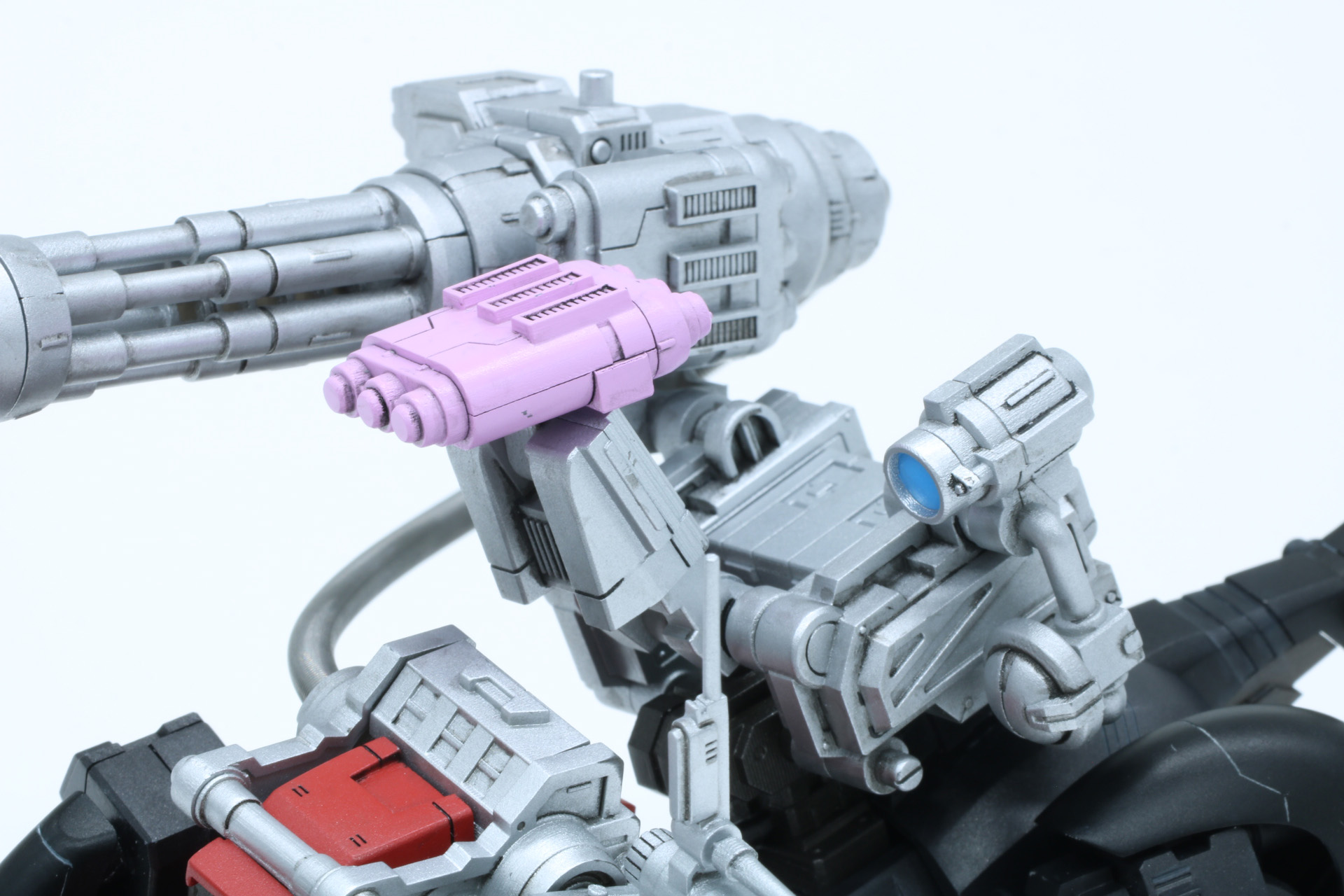 ミサイルポッドを前面への展開するギミックも搭載