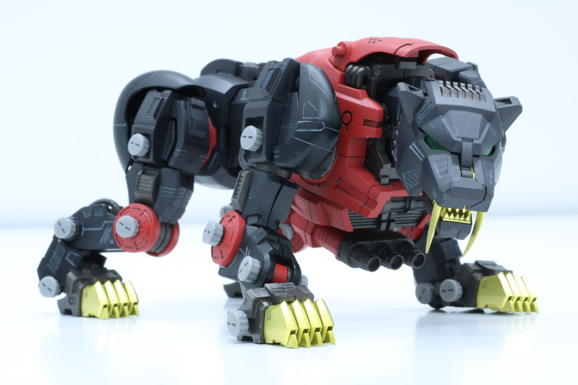 カウルパーツを差し替えることで武装なし状態も表現できる