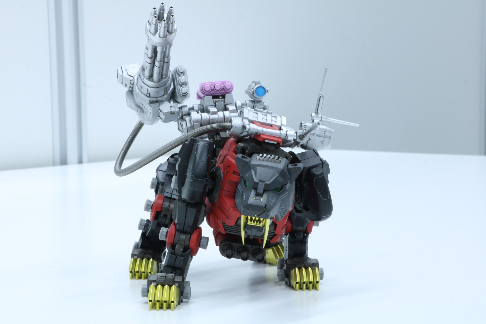 1/100スケールで表現された「セイバータイガー シュバルツ スペシャル」