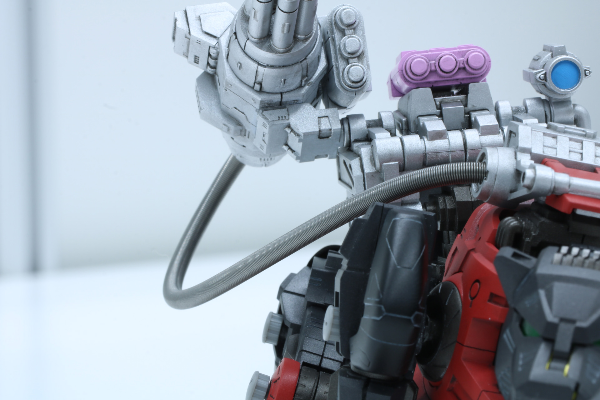 スプリングパーツでメカらしい緻密さとフレキシブルな可動に対応