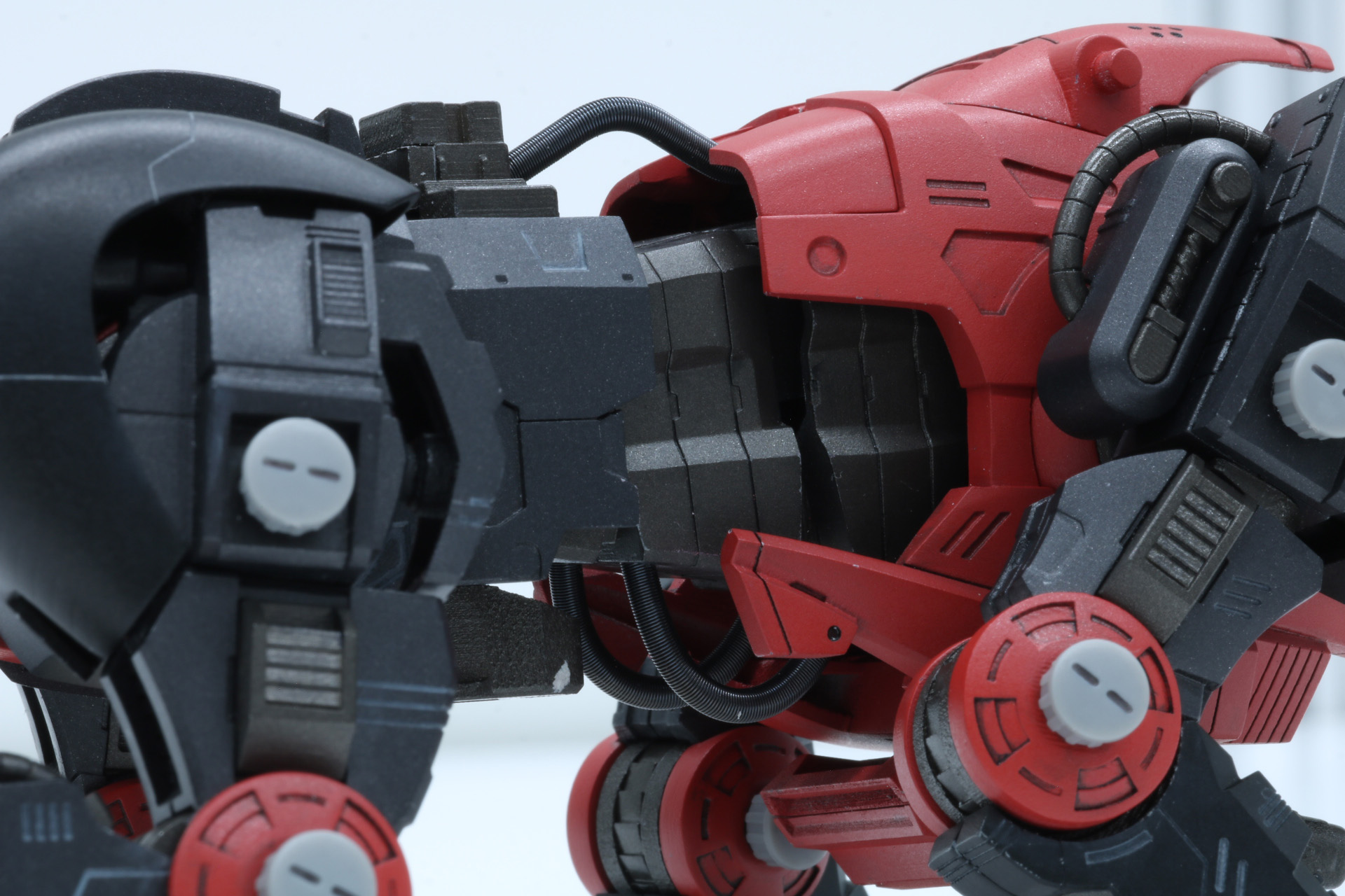 胴体部にもスプリングパーツが使用されている