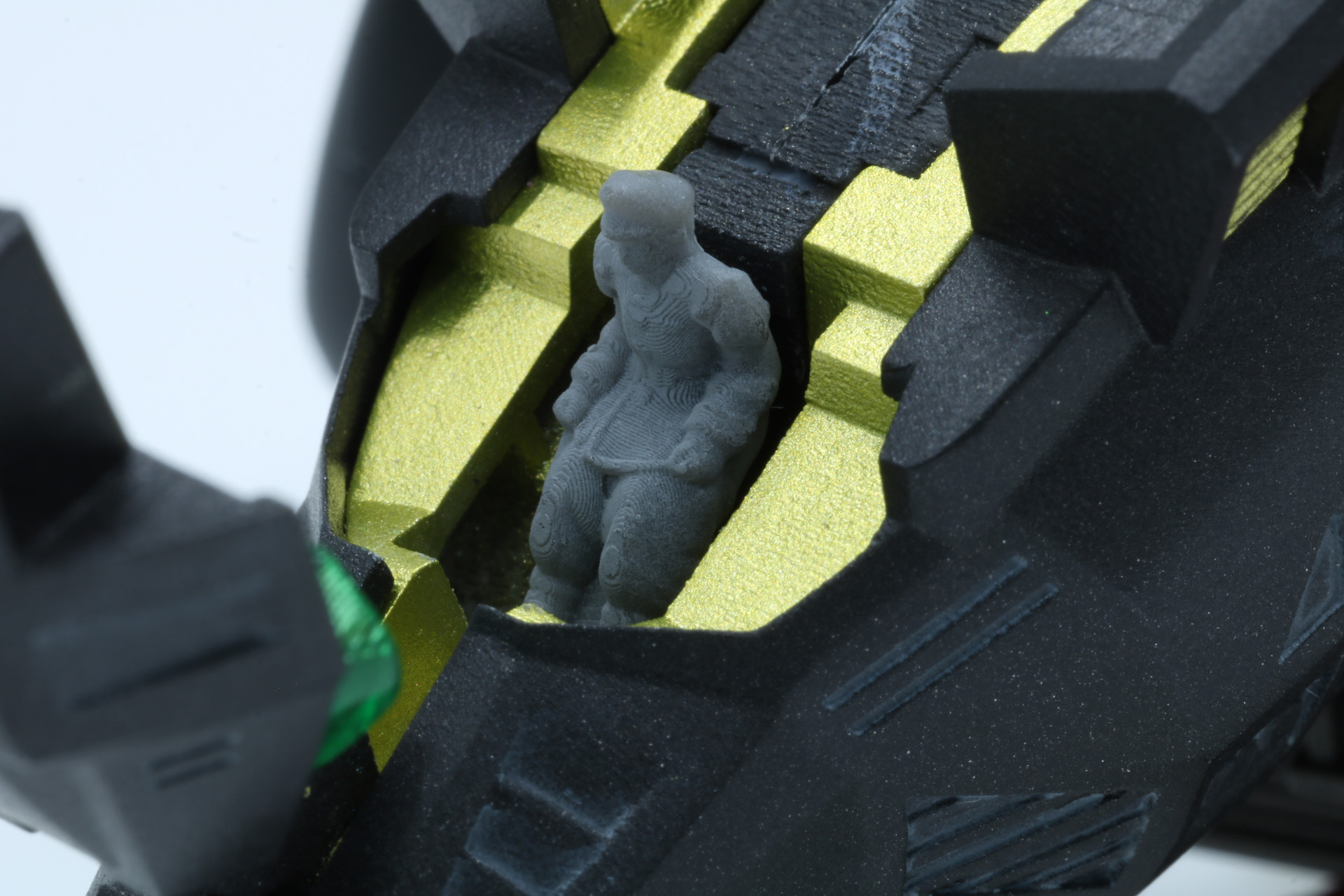 シュバルツ少佐のパイロットフィギュア。軍帽や軍服デザインが細かく再現されている