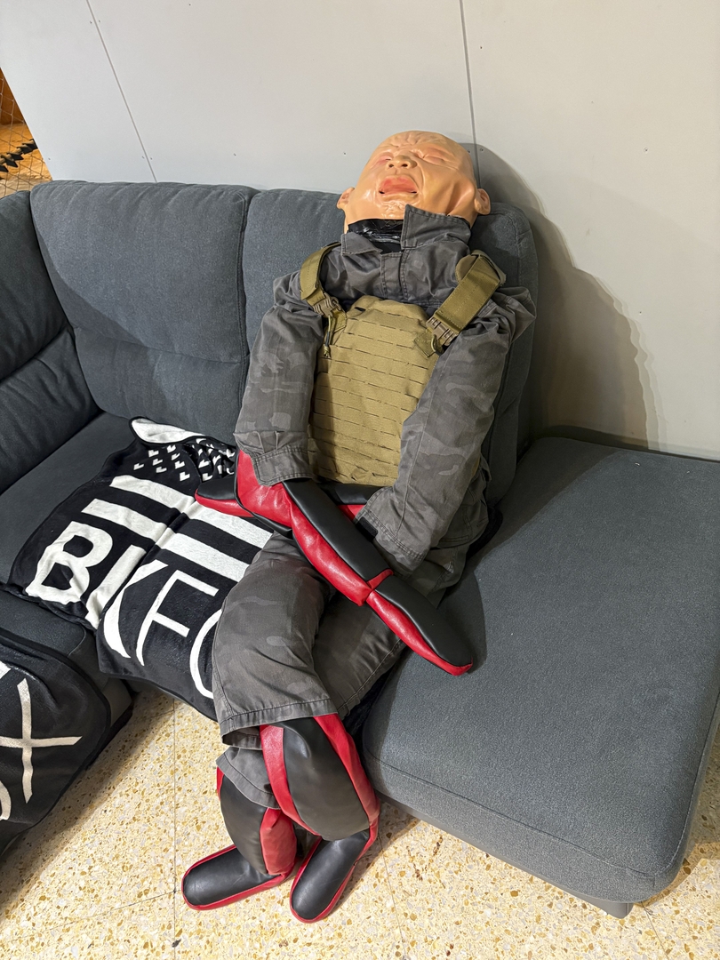 ソファに座っている人形。特別ルールで使用するもので、ゆるい見た目に反して40kgもある