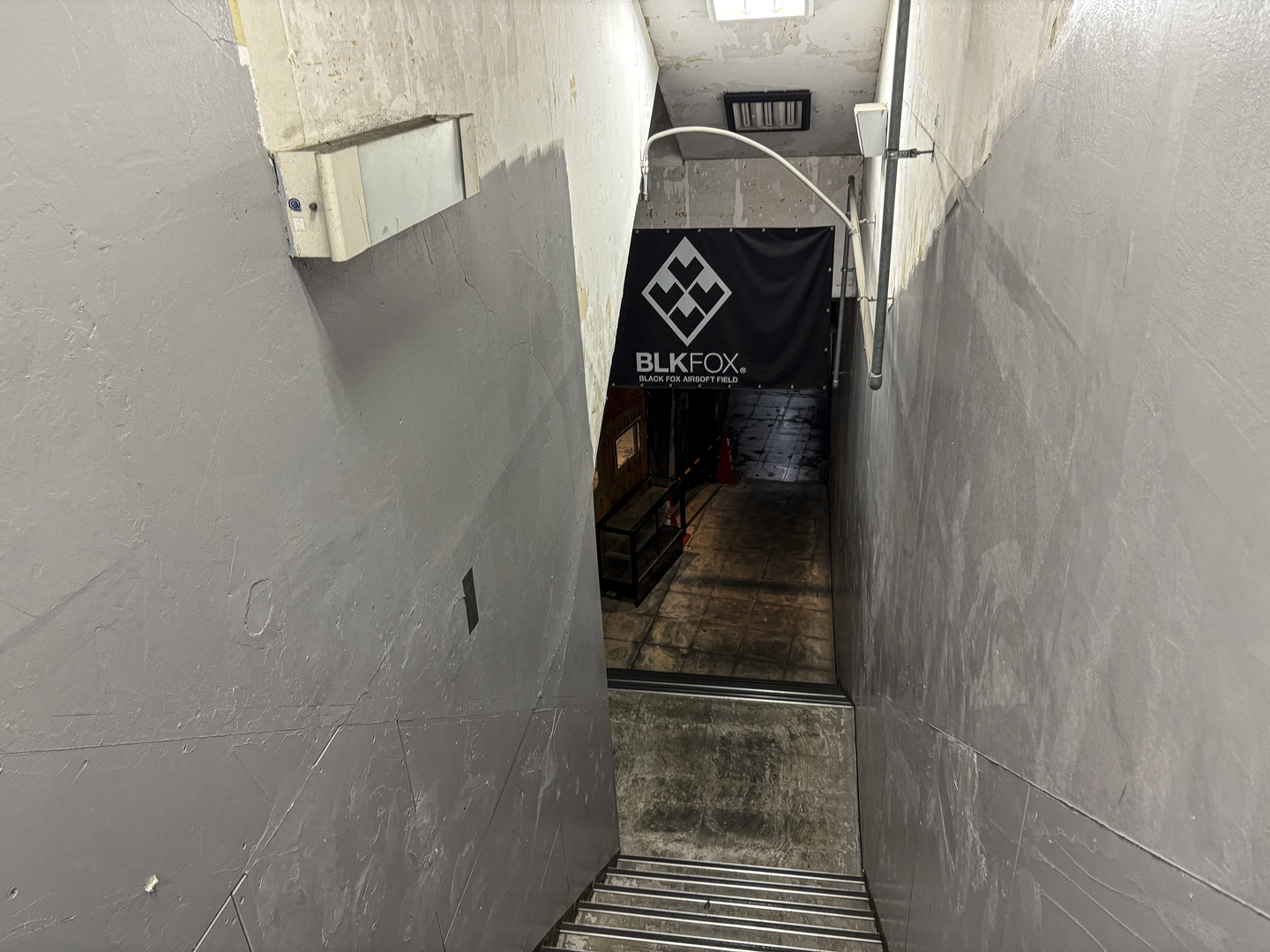 地下へと向かう階段……！