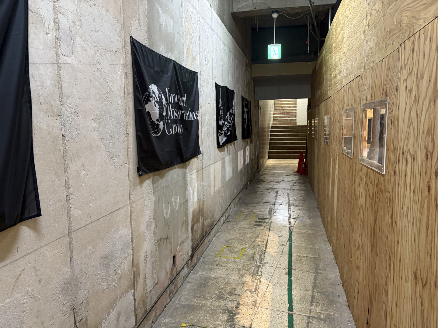 通路を通ってセーフティエリアに迎えっていく