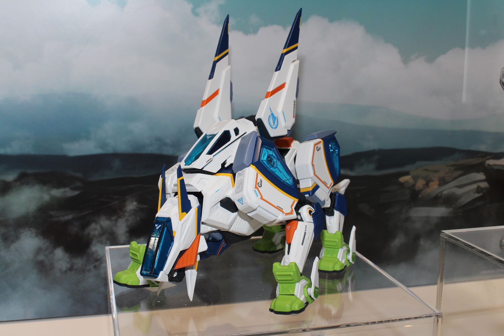 4足歩行型メカ、アクシオス。ブランド、発売日、価格等は未定