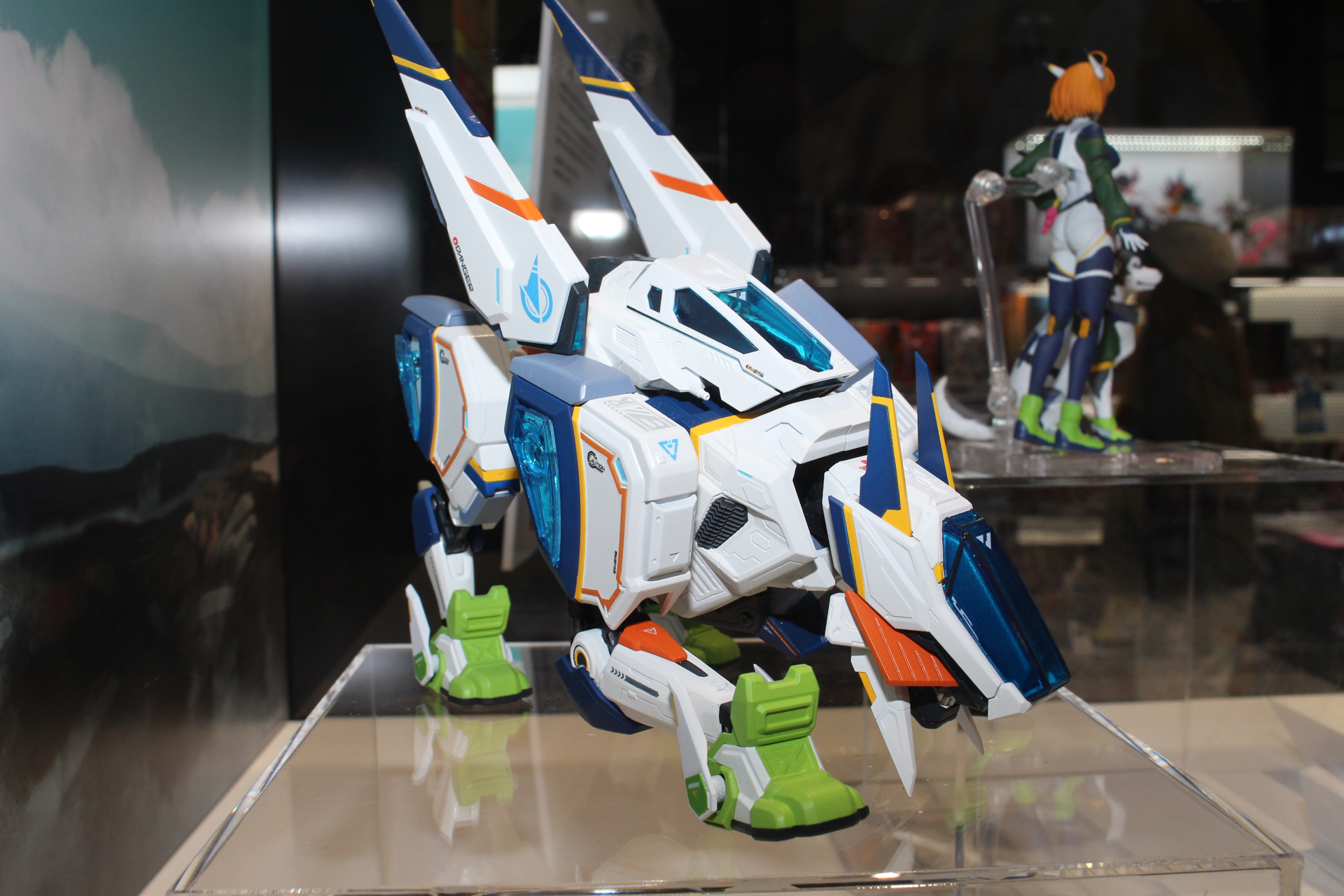 コクピットはやはり頭部なのだろうか。背中にもコクピットが存在しているが、これがレグヨンファイターのコクピット？