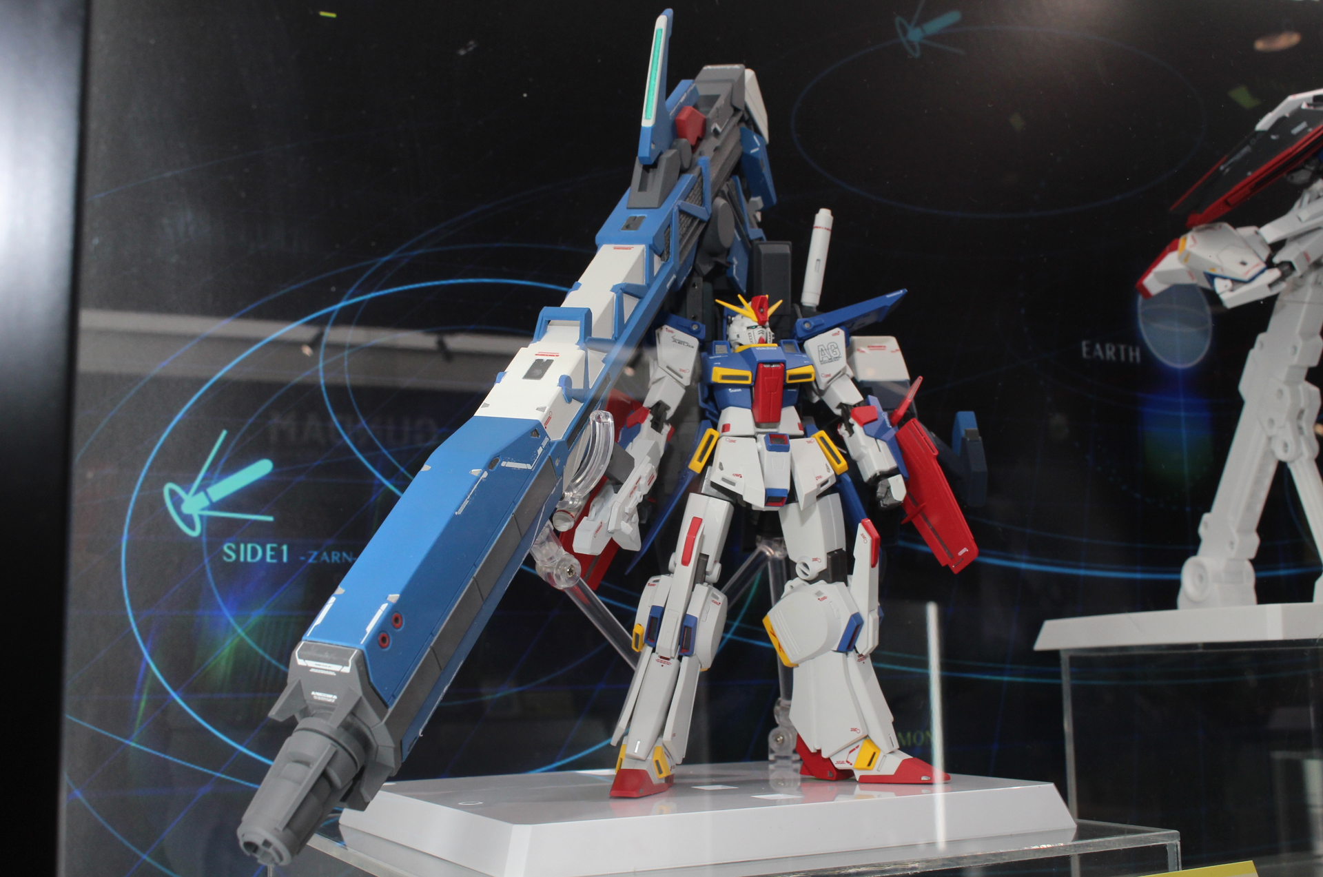 巨大なハイパー・ギガ・キャノン。トラス状の意匠にインパクトがある