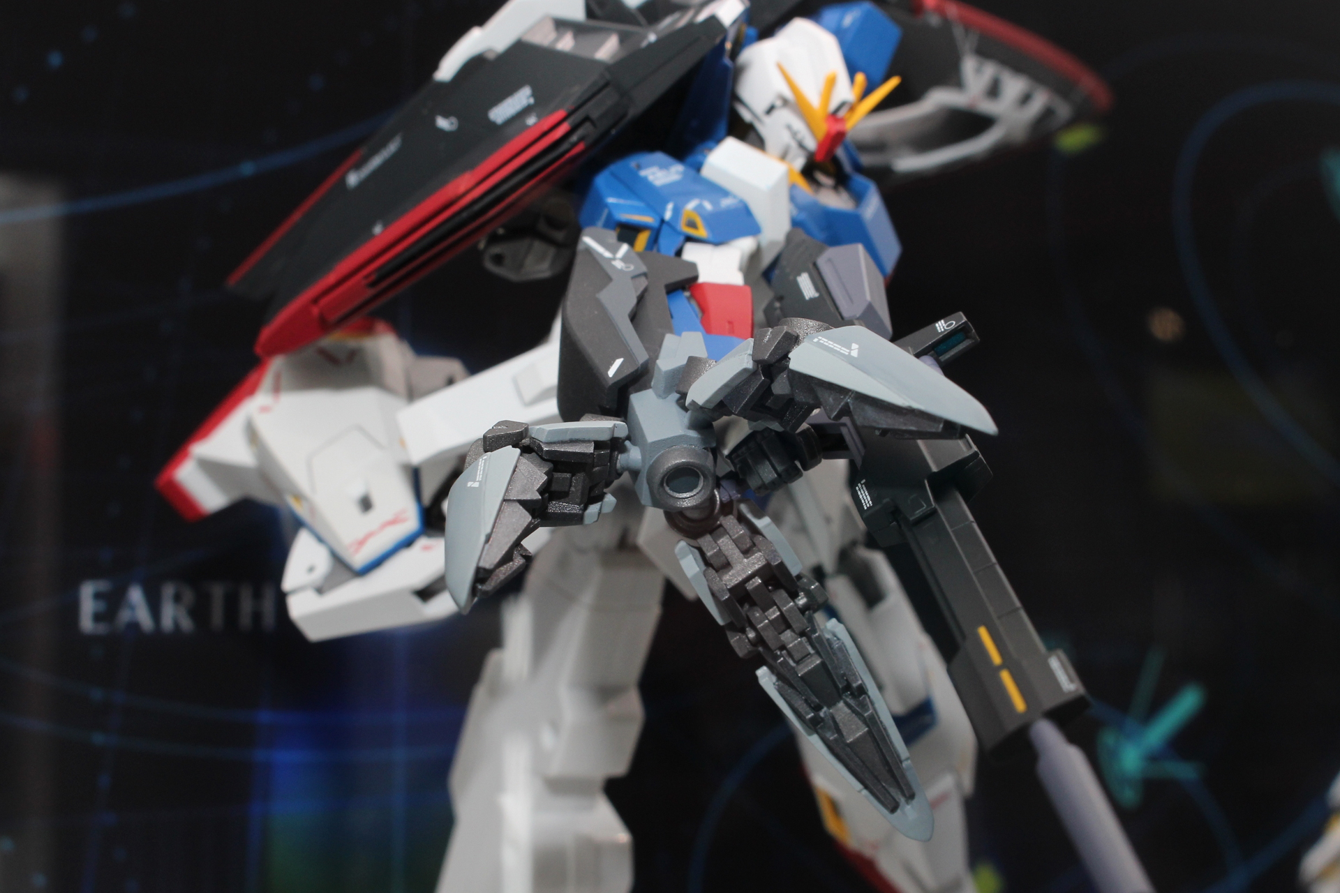 右腕のIフィールド・クロー。可動、展開するようだ