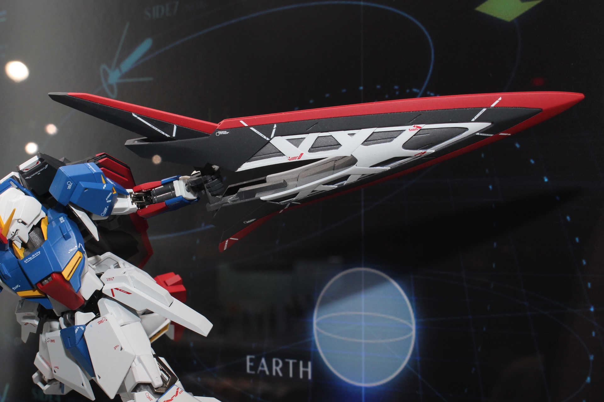 実体剣とビーム・ライフルを兼ね備えたIフィールド・ブラスター