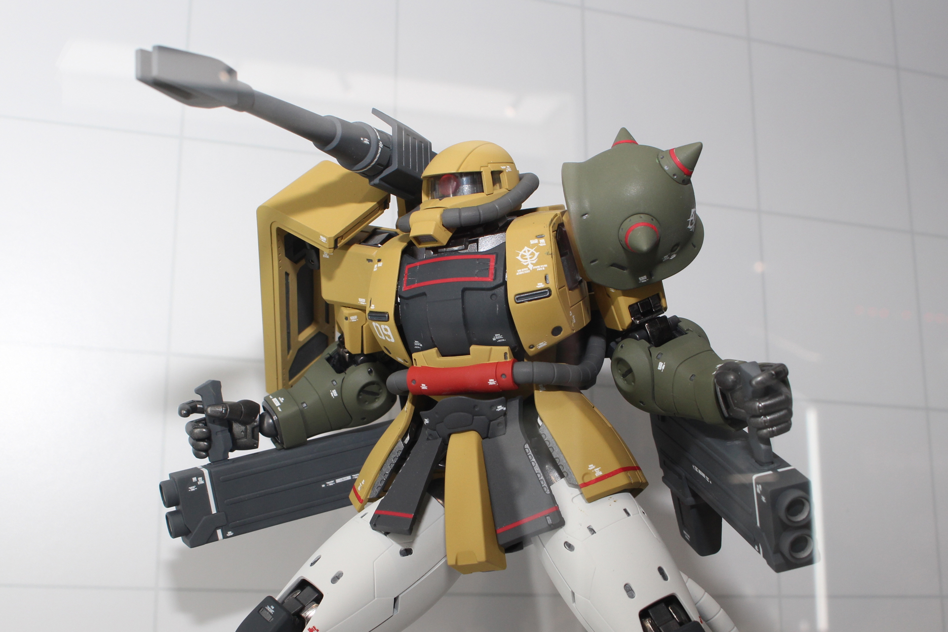 ショルダー・キャノンとともに、脇にビッグ・ガンを備える