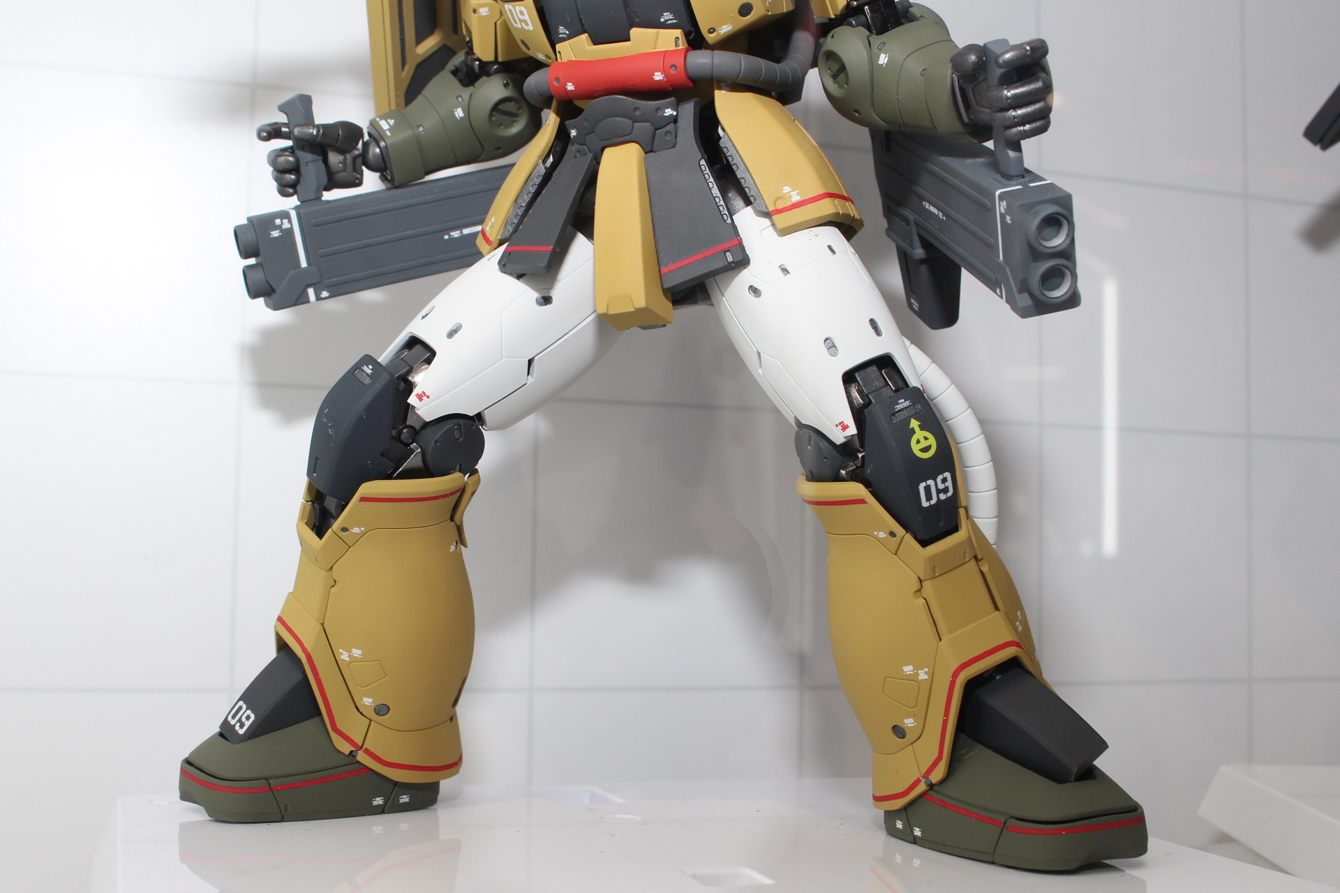 カラーリングはサンドカラーのほか、白と黒、ダークグリーンが配色される