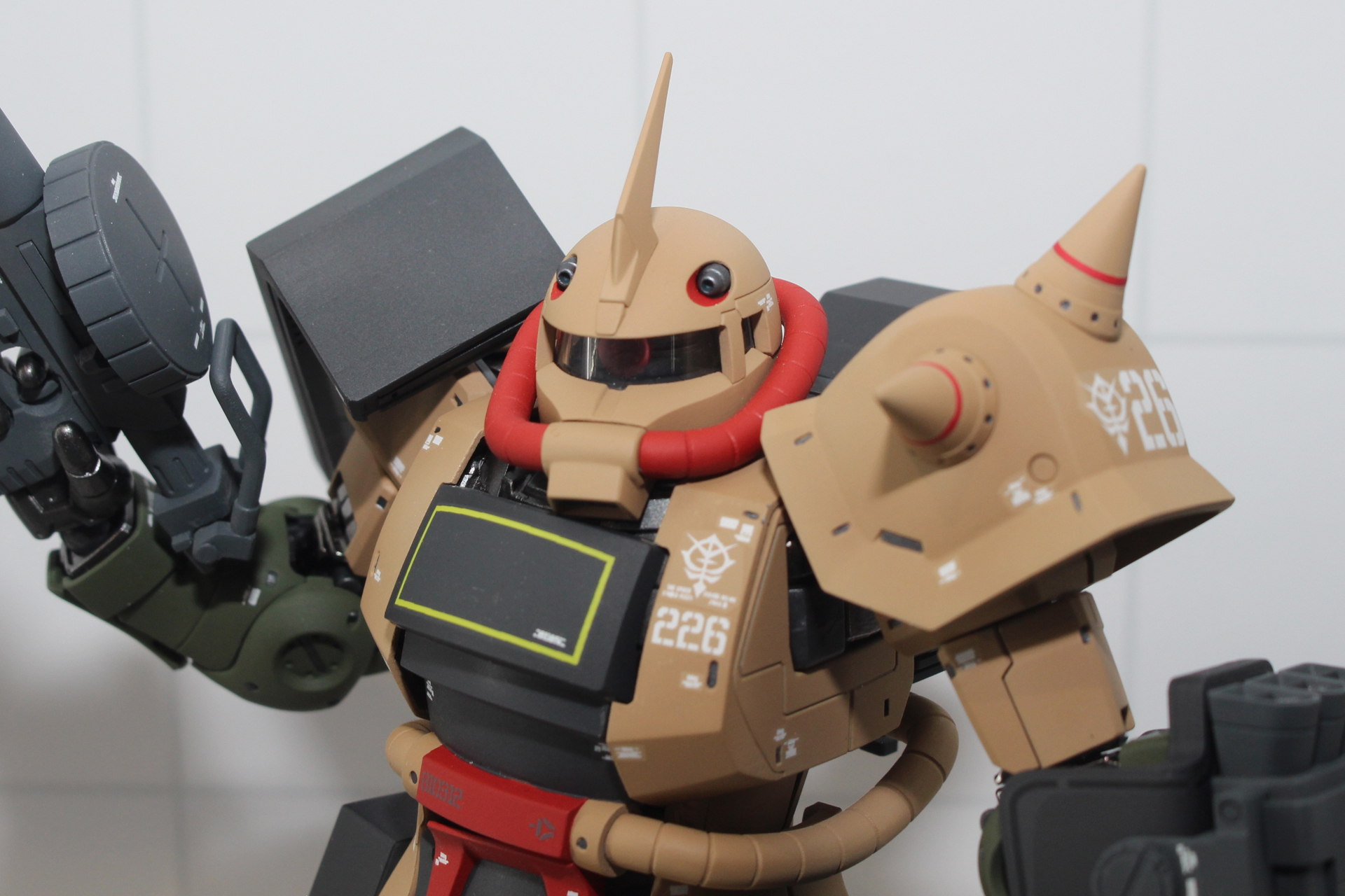 トレードマークともいえる頭部アンテナは飾りではなく通信用。その左右にはバルカンも装備