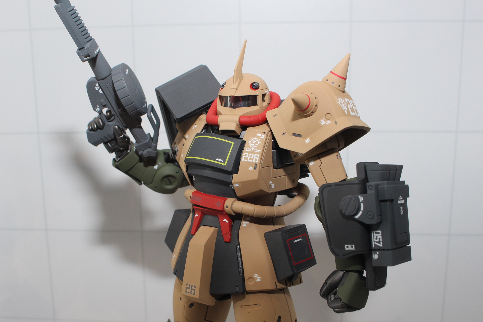 武装のザク・マシンガンはハンドガードがなく、折り畳み式のストックを供えたM-120ASタイプ