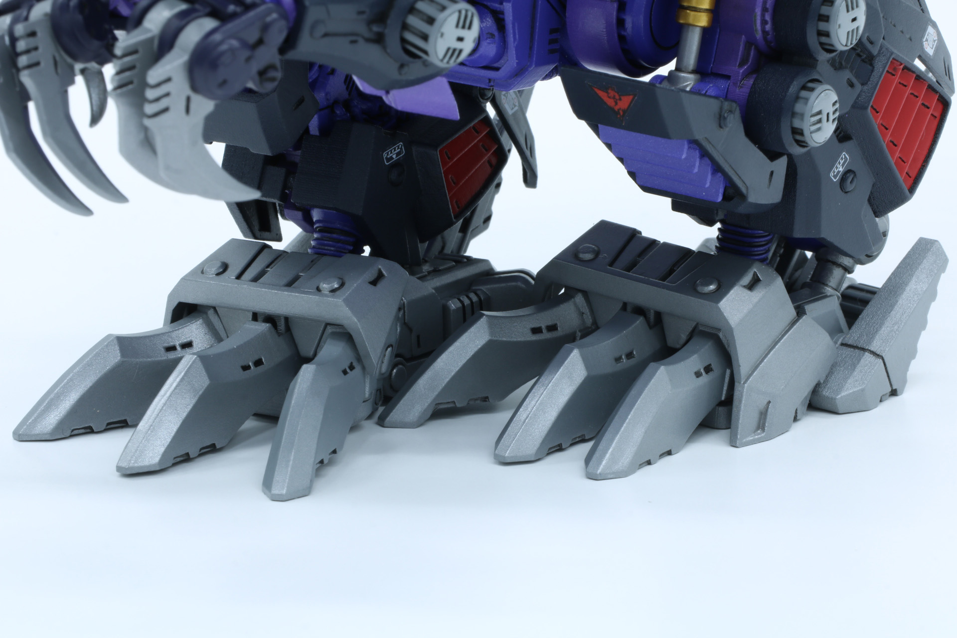 当時のキットでは内側に補助バーが設けられていたが「AZ-09 ジェノザウラー」ではそれを外した造形に