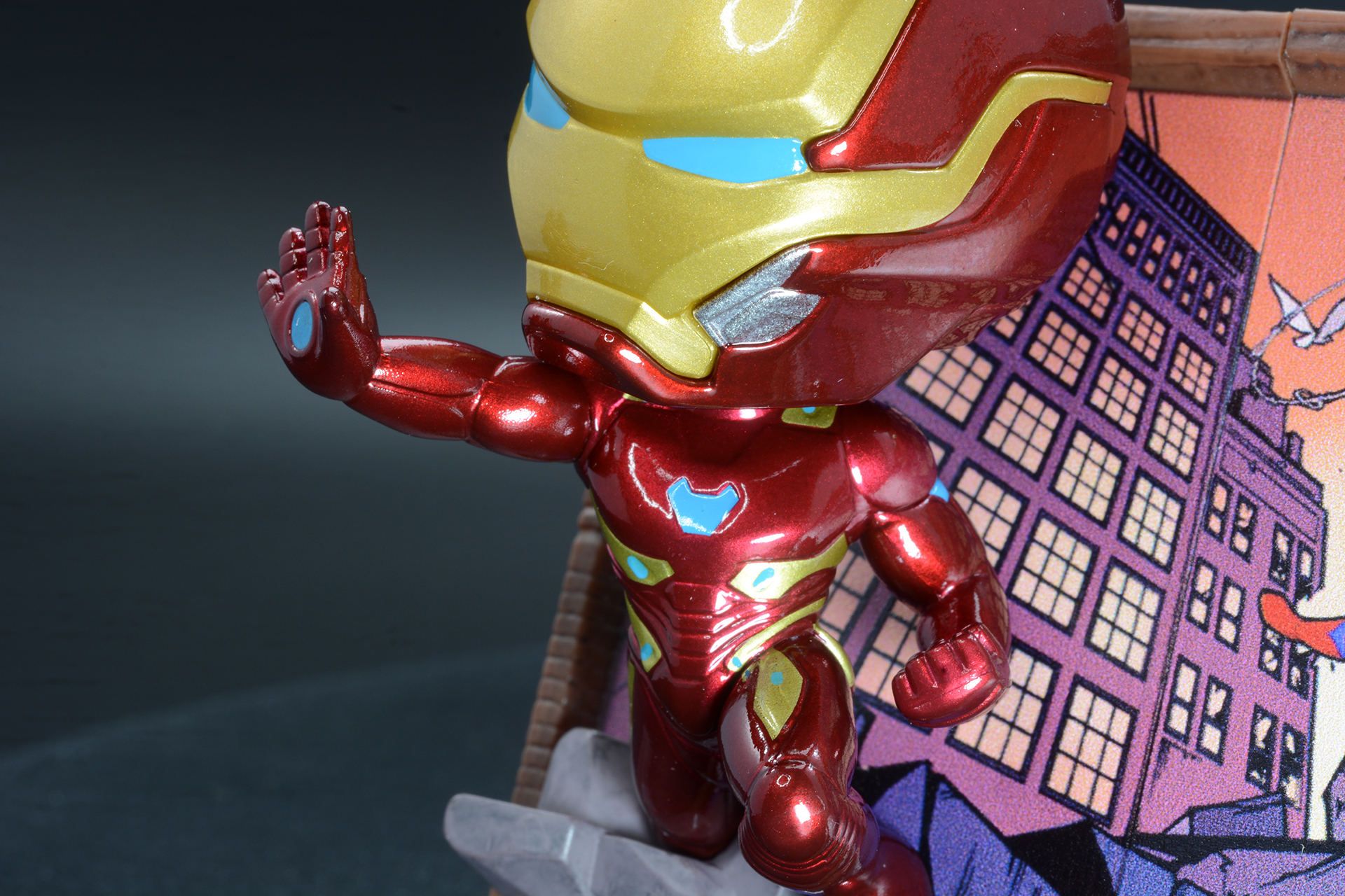 人体に近いデザインのアーマーだ。赤と金のコントラストが良い感じ