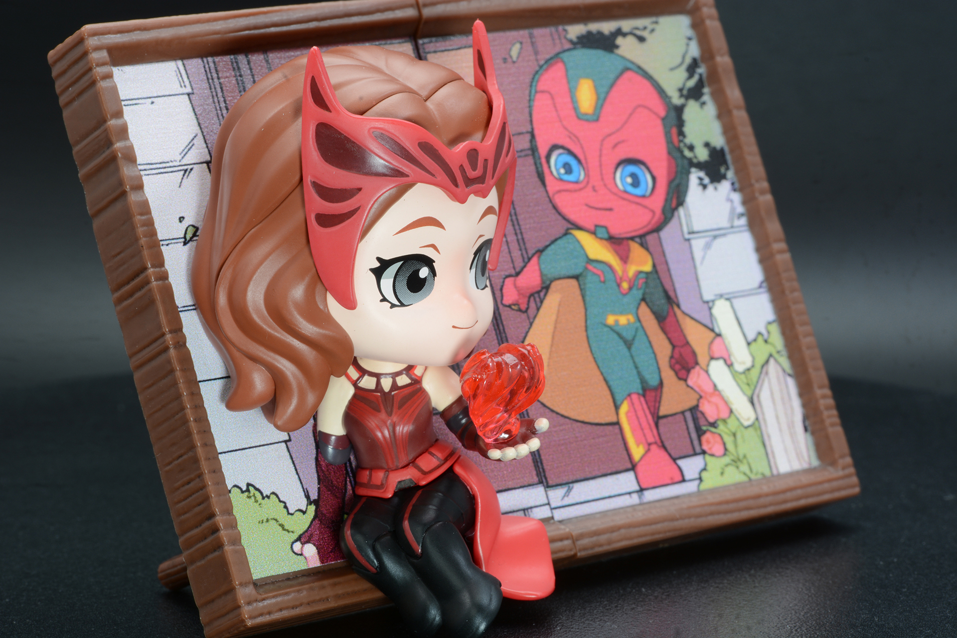 スカーレット・ウィッチとしての衣装の表現は細かい。ヴィランのように見えるデザインもしっかり盛り込まれている