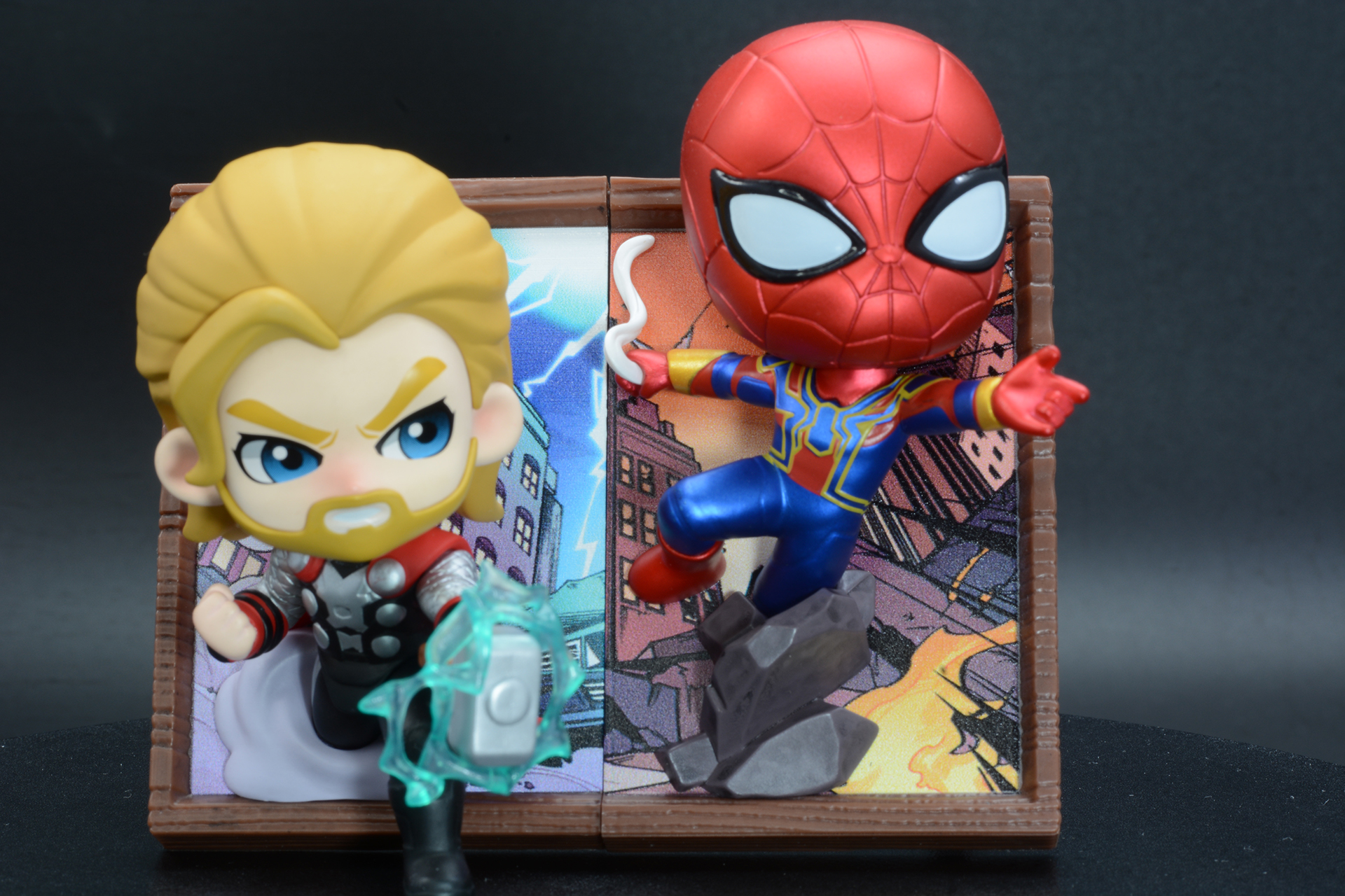 スパイダーマンとソーの組み合わせは高低差による本商品の表現力の奥深さも感じる