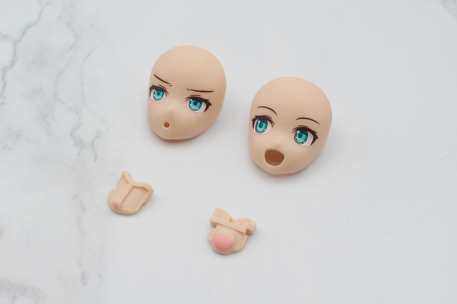 頭部の組み立て。フェイスパーツ3種のうち、口が開いたものは2種で、口の中は別パーツとなっている