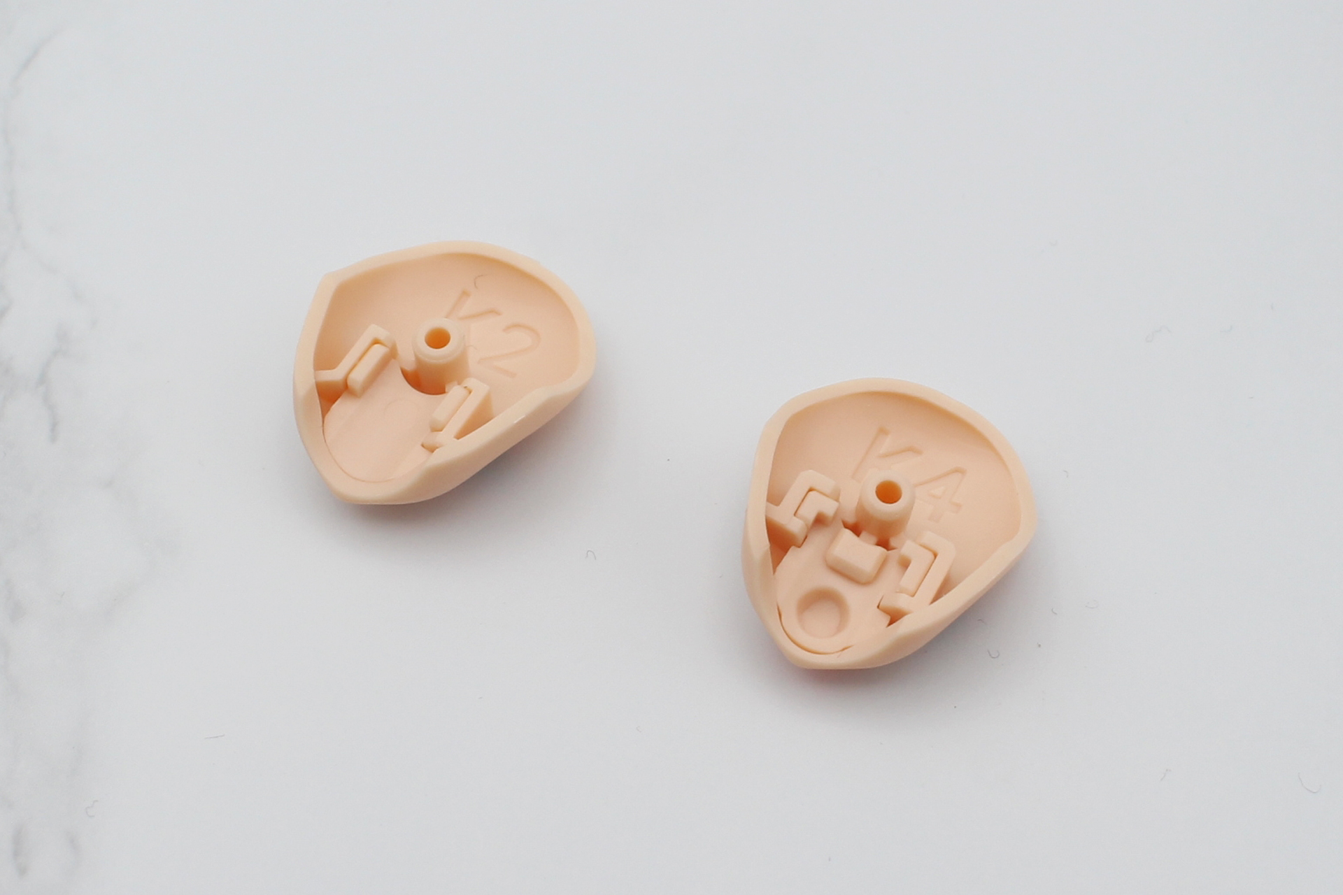 頭部の組み立て。フェイスパーツ3種のうち、口が開いたものは2種で、口の中は別パーツとなっている