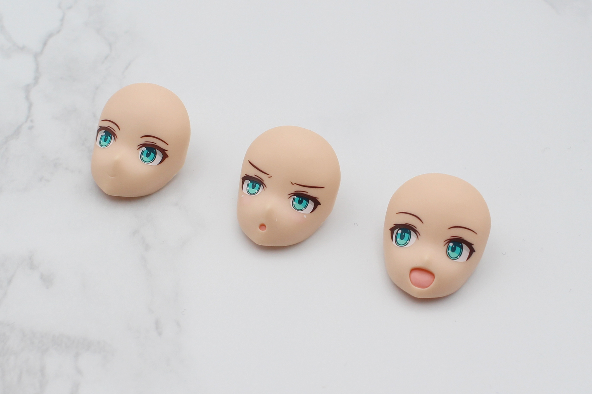 ちょっとわかりにくいが、左の顔も口角が上がった笑顔で、口元をスミ入れすると印象も変わるはず