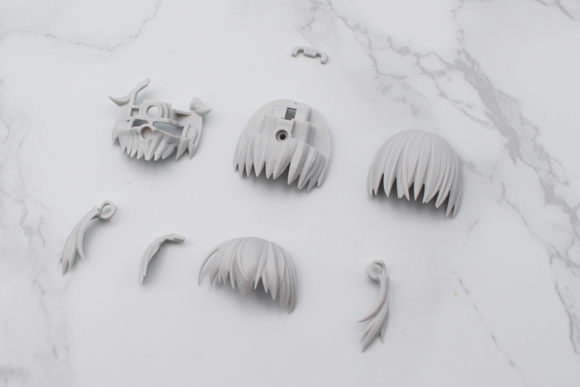 髪の毛8パーツ。髪の先端は尖っているので注意