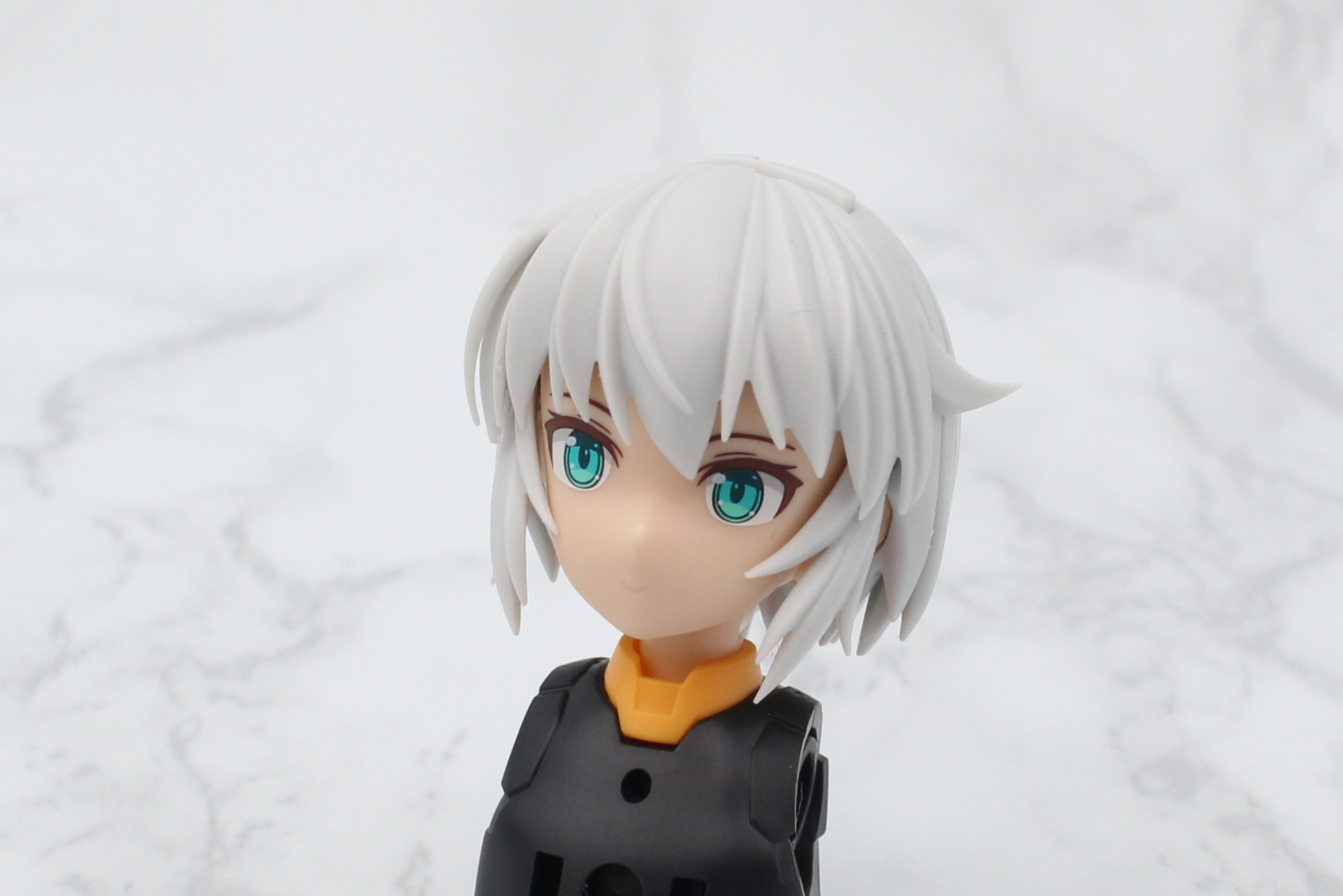 後ろ髪と前髪を取り付けて頭部が完成