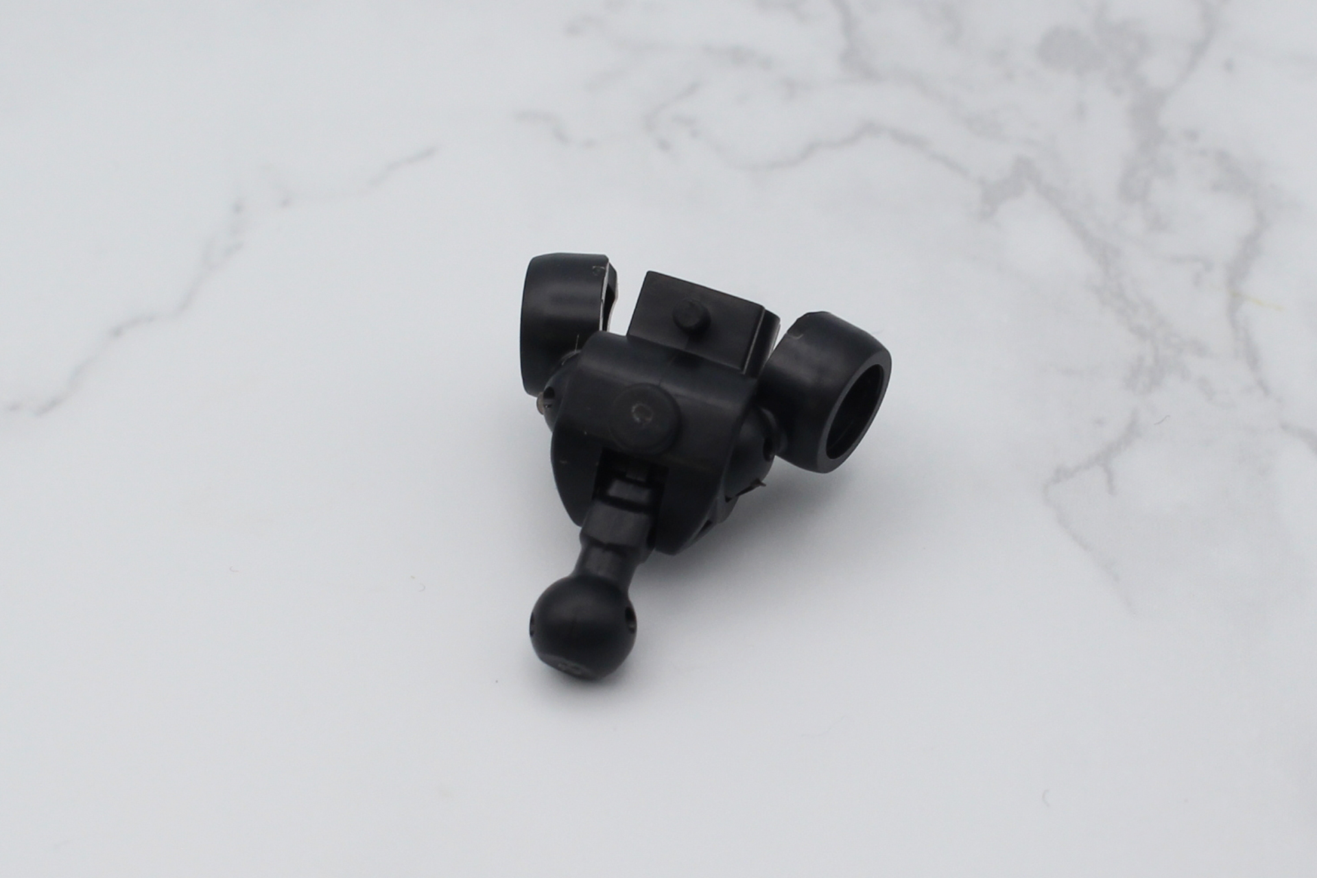 胴体の組み立ては胸部から。内部ジョイントの構造は従来通り