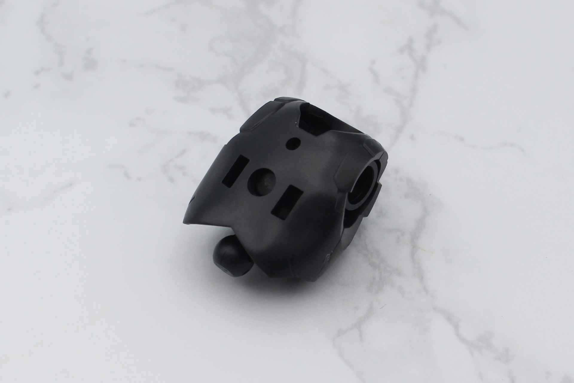 胴体の組み立ては胸部から。内部ジョイントの構造は従来通り