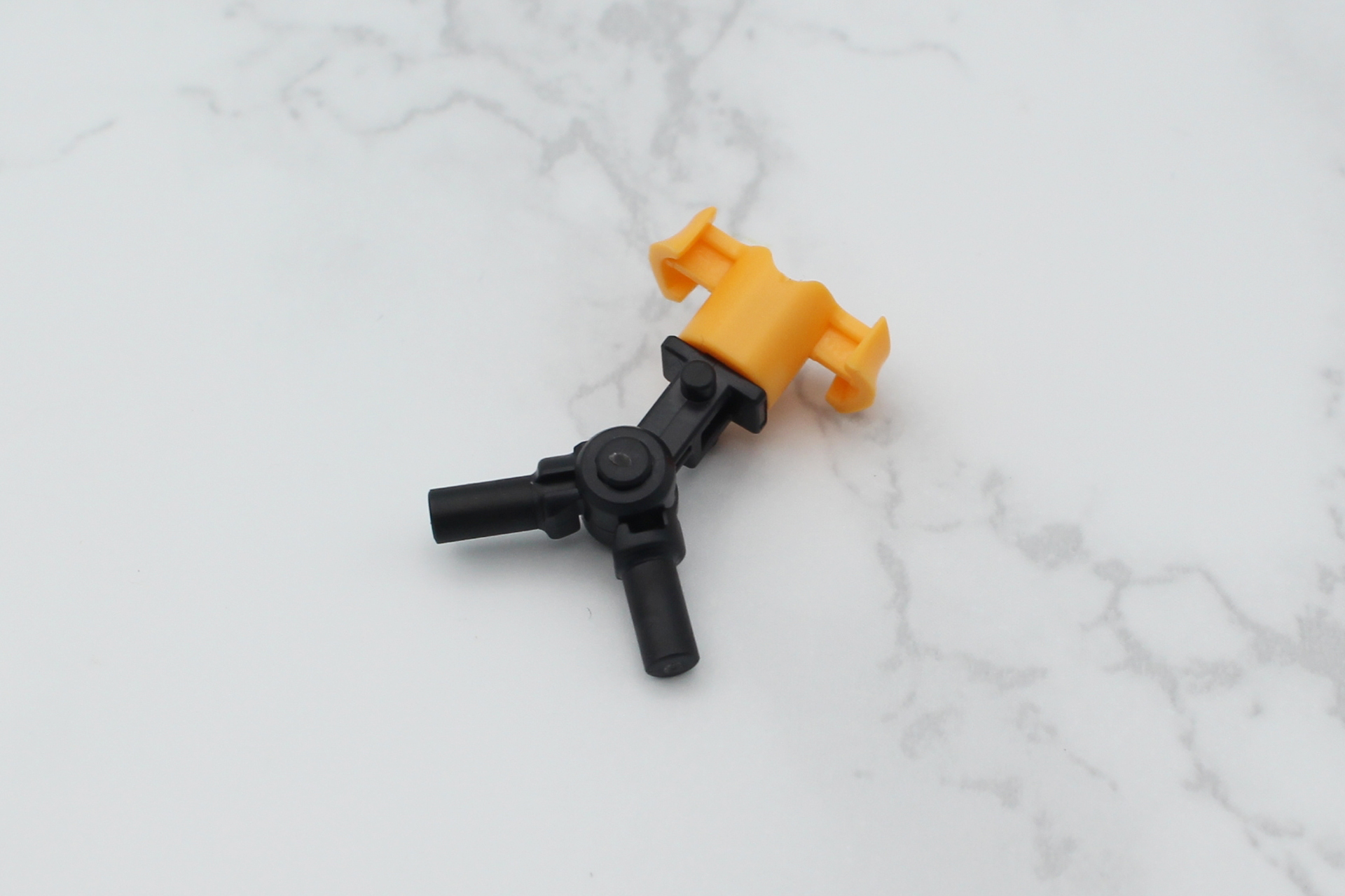 腹部の組み立て。これは内部の股関節で、腹部のパーツと繋がっている