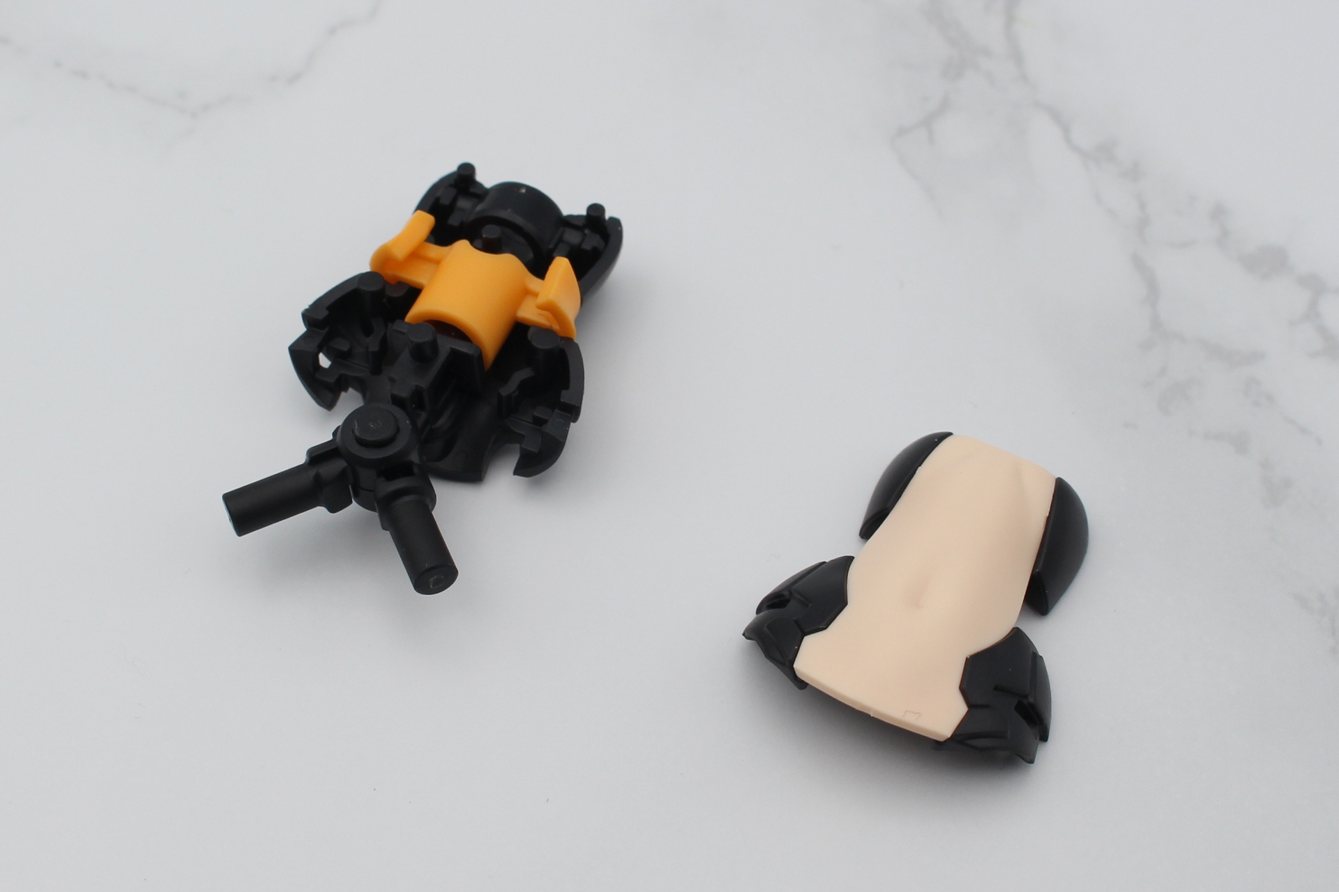 腹部のパーツで挟み込むと、黄色のパーツが脇腹に露出する