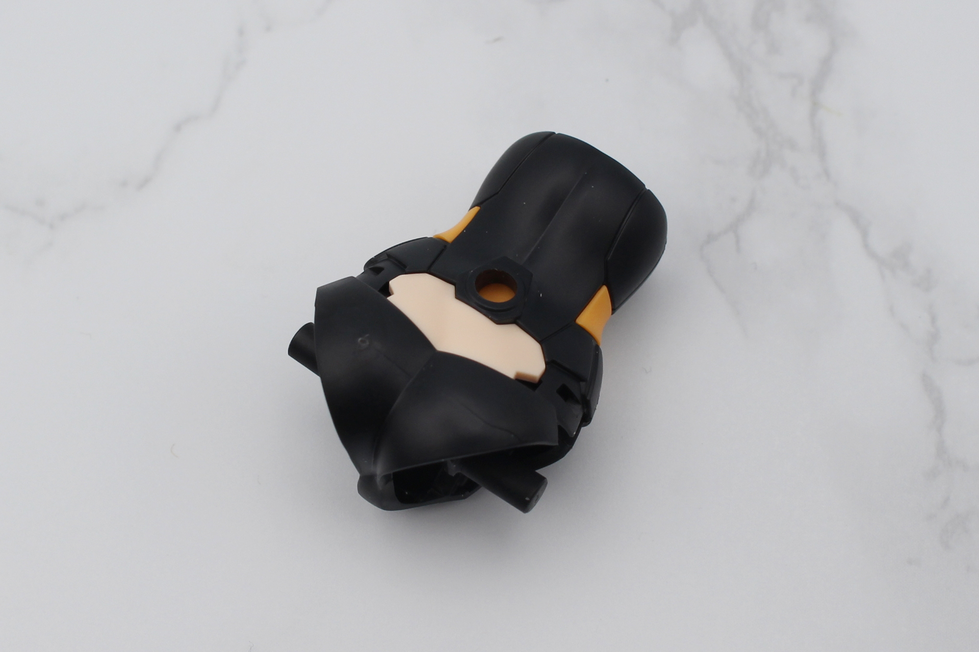 腰のパーツを取り付けて胴体が完成