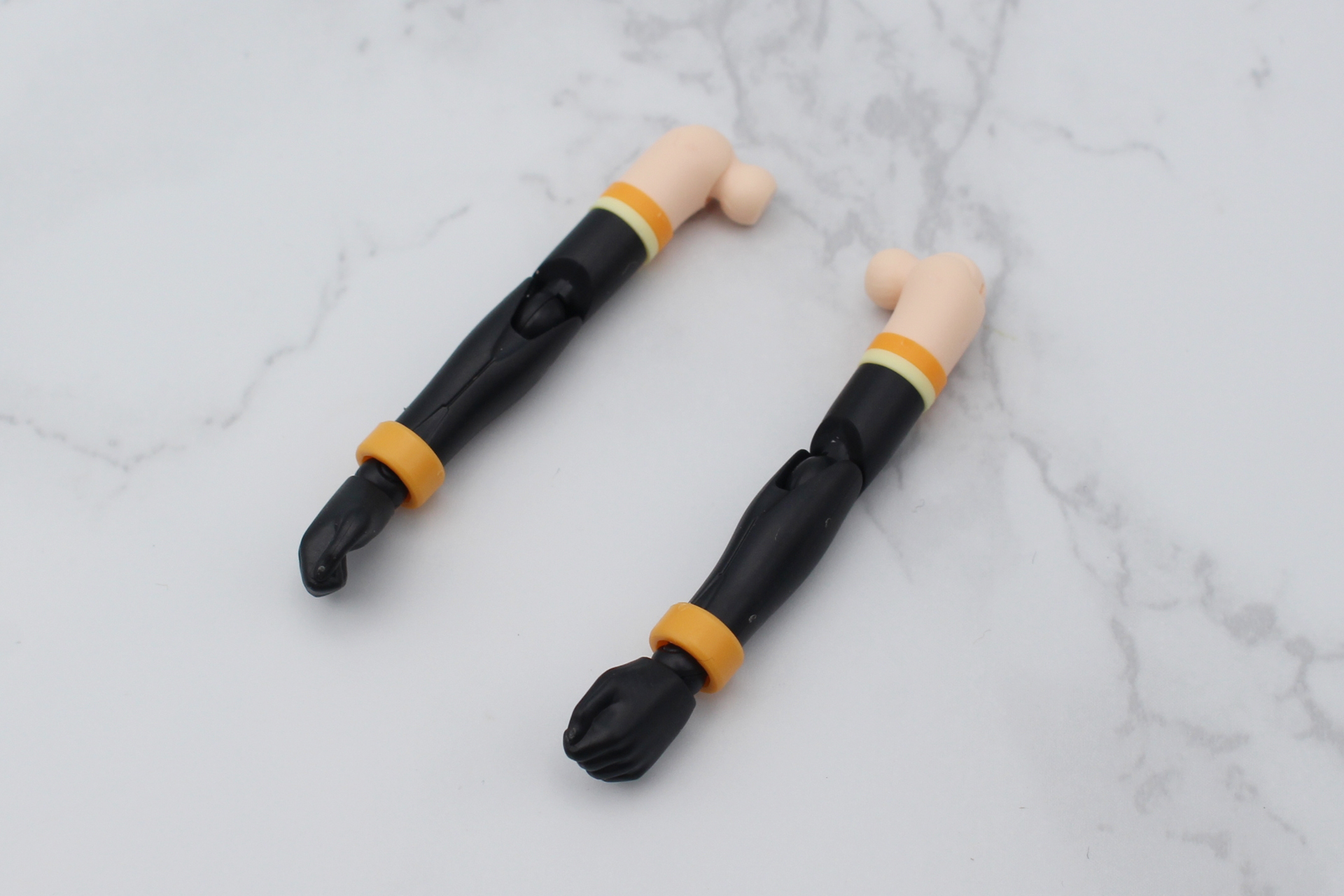 もう一方を組み立てて腕が完成